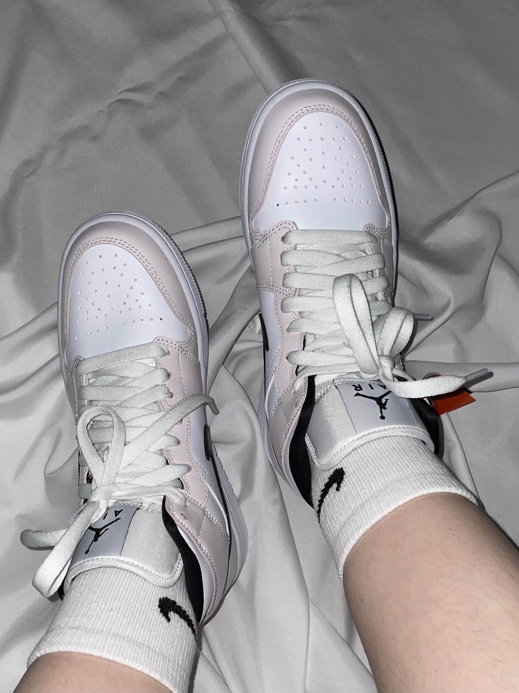 (W) Jordan 1 Mid Barely Rose 착용 스타일 - 2