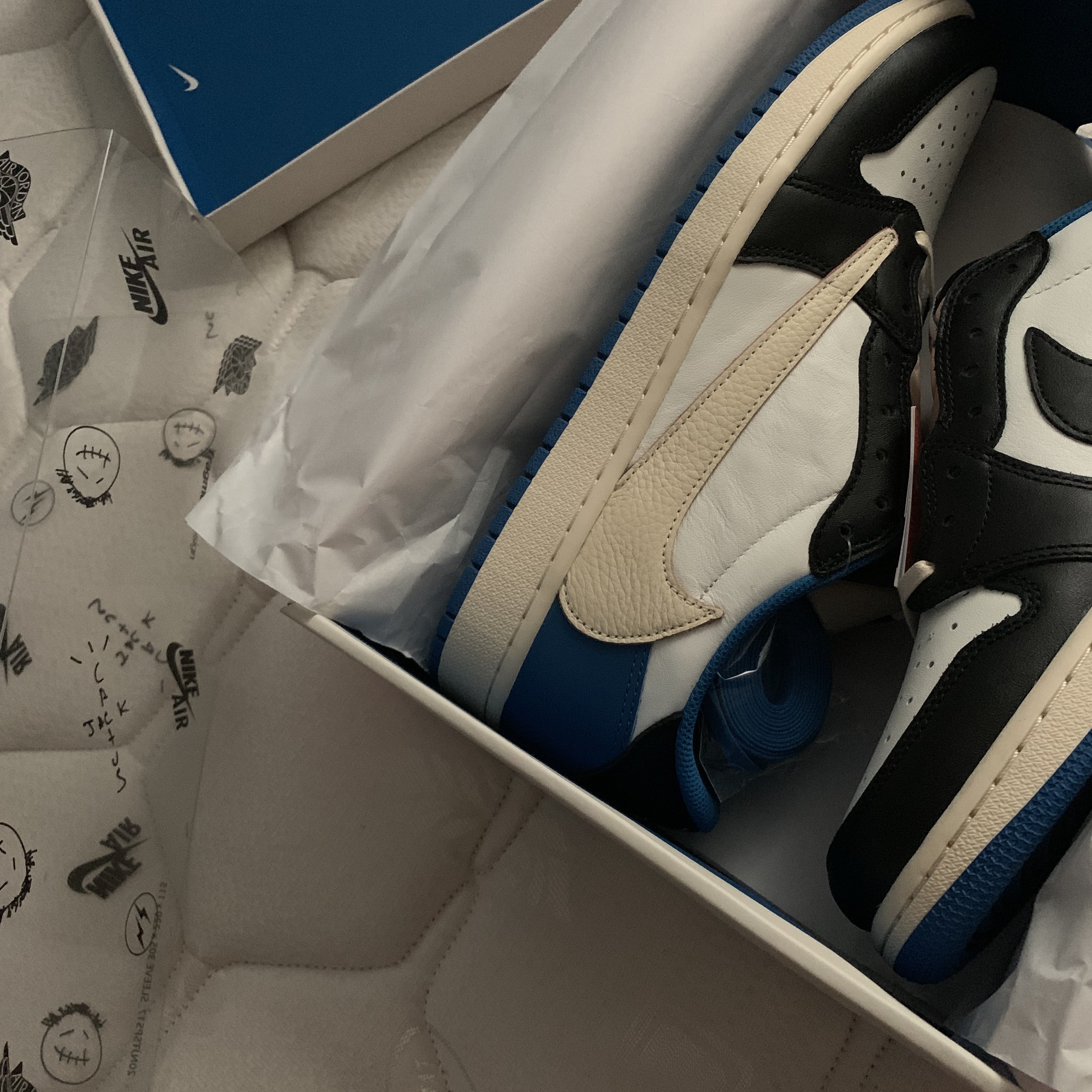 Jordan 1 x Travis Scott x Fragment Retro Low OG SP Military Blue 착용 스타일