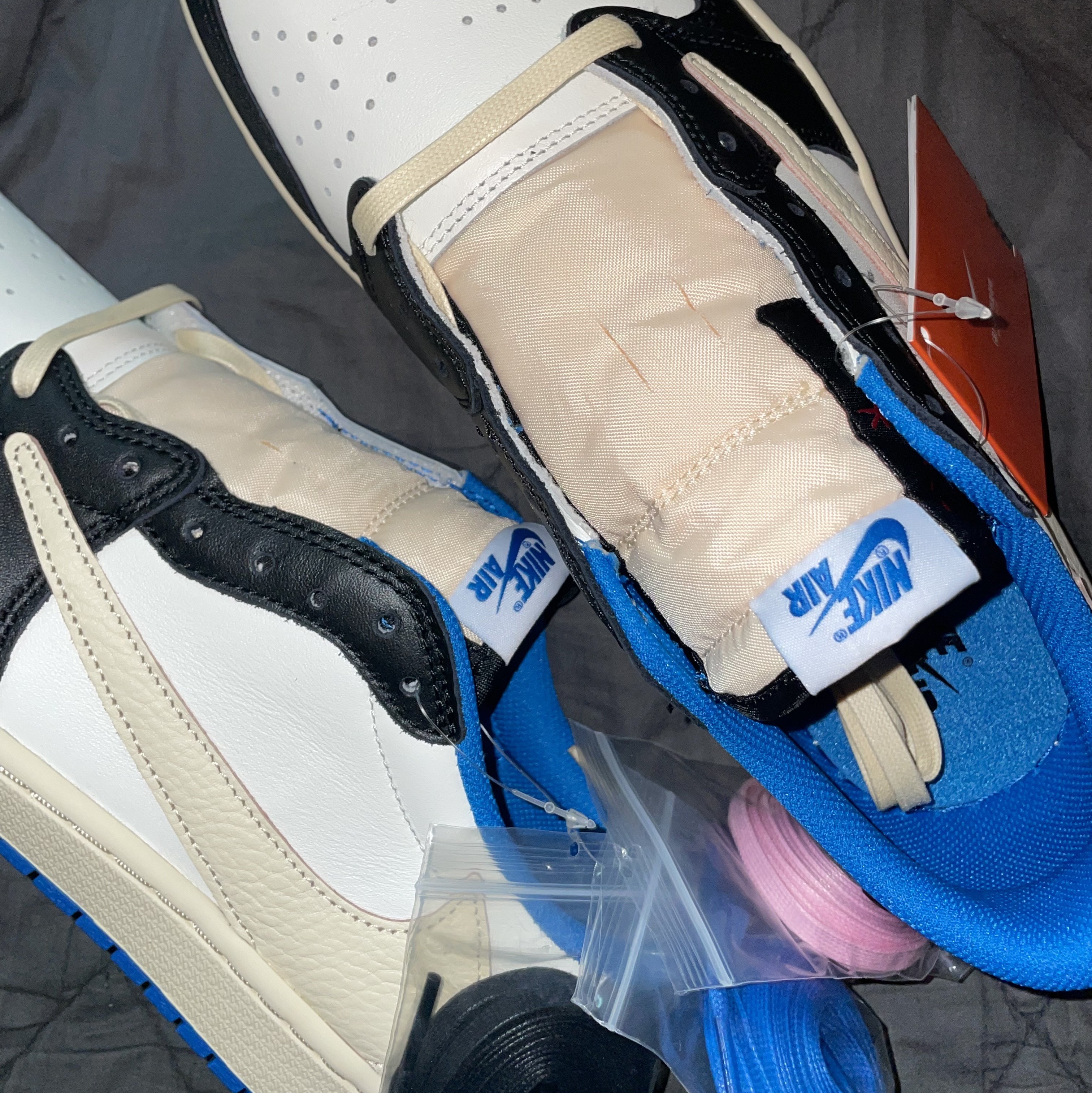 Jordan 1 x Travis Scott x Fragment Retro Low OG SP Military Blue, Nike x Off-White Air Zoom Tempo Next% Black 착용 스타일 - 4