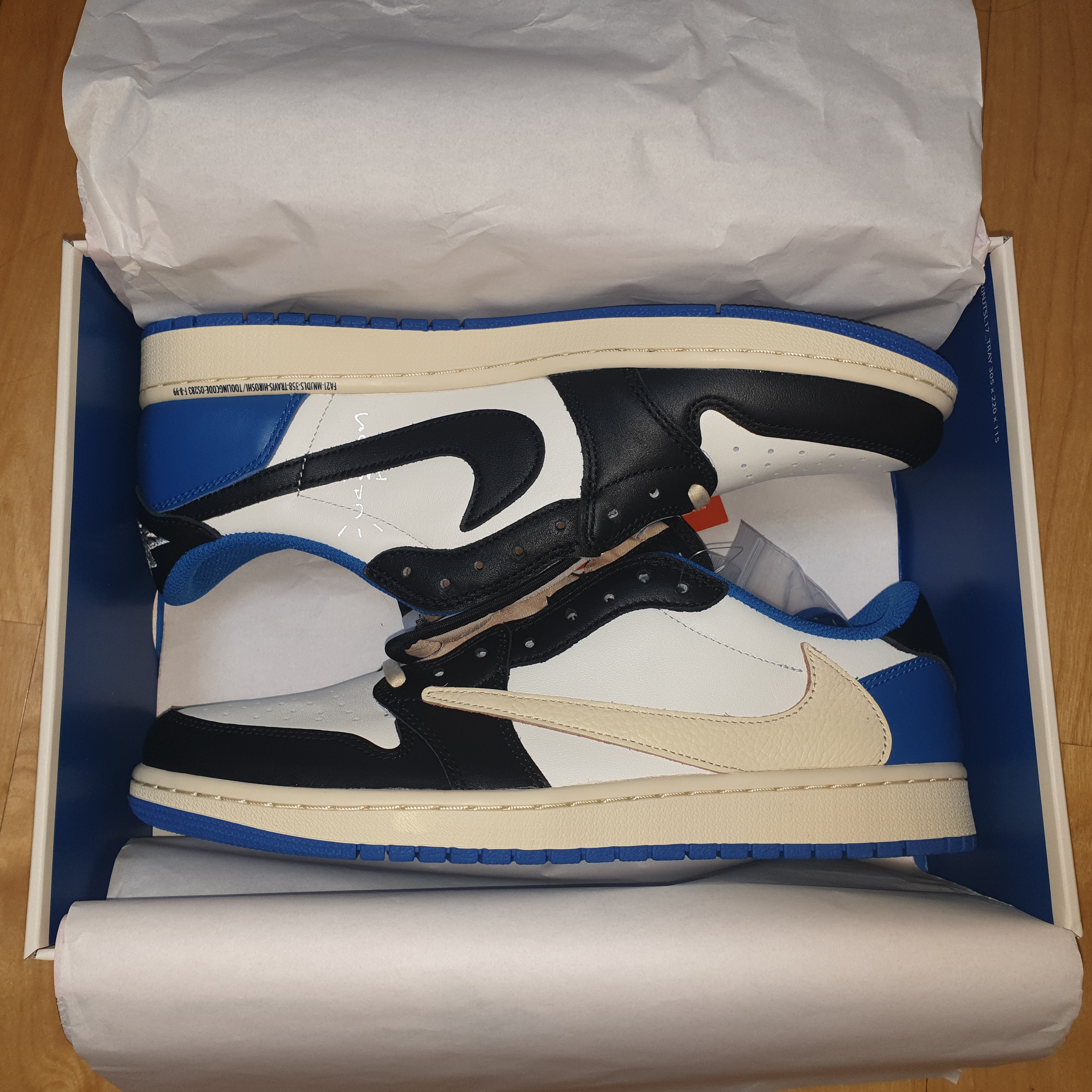 Jordan 1 x Travis Scott x Fragment Retro Low OG SP Military Blue 착용 스타일 - 2