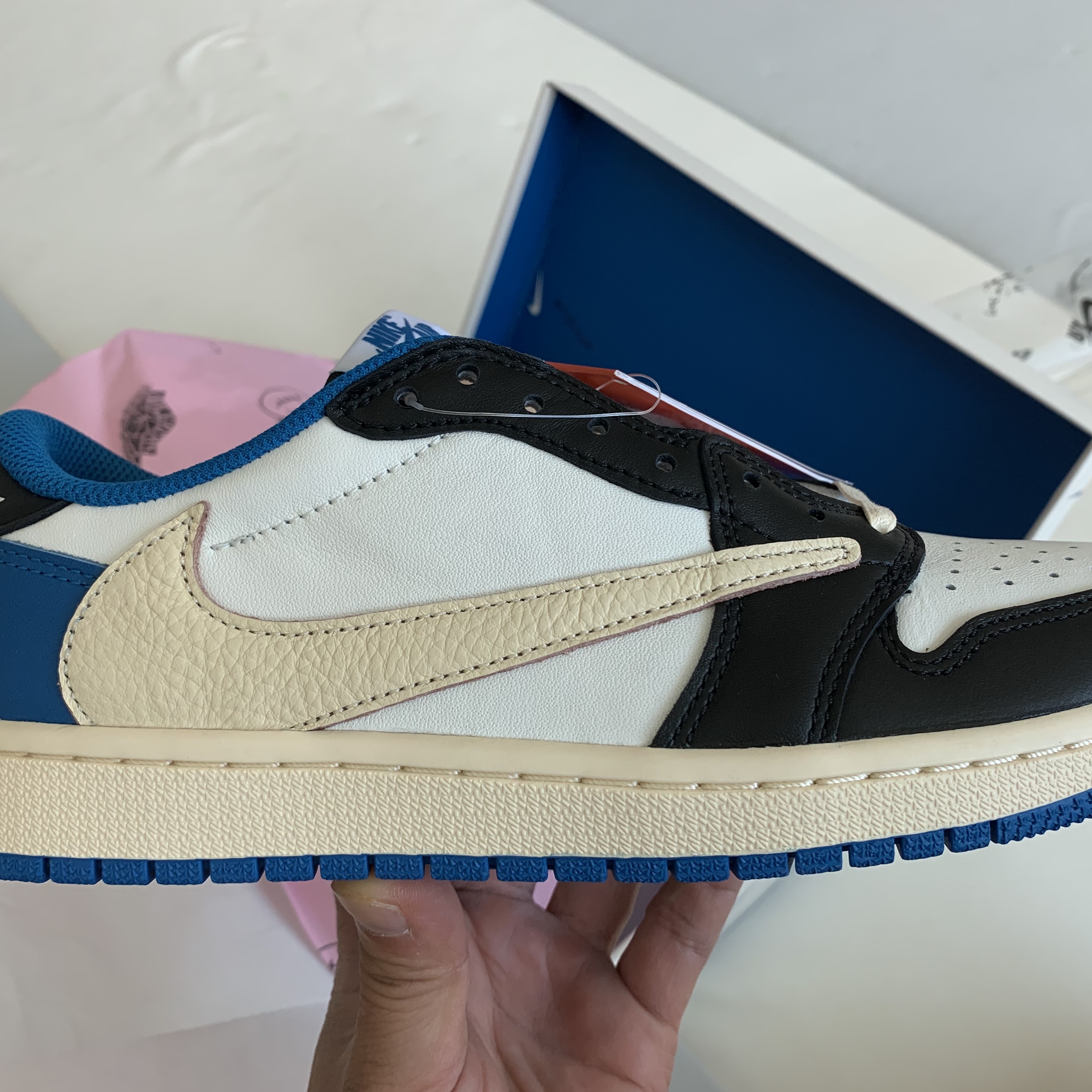 Jordan 1 x Travis Scott x Fragment Retro Low OG SP Military Blue 착용 스타일 - 5
