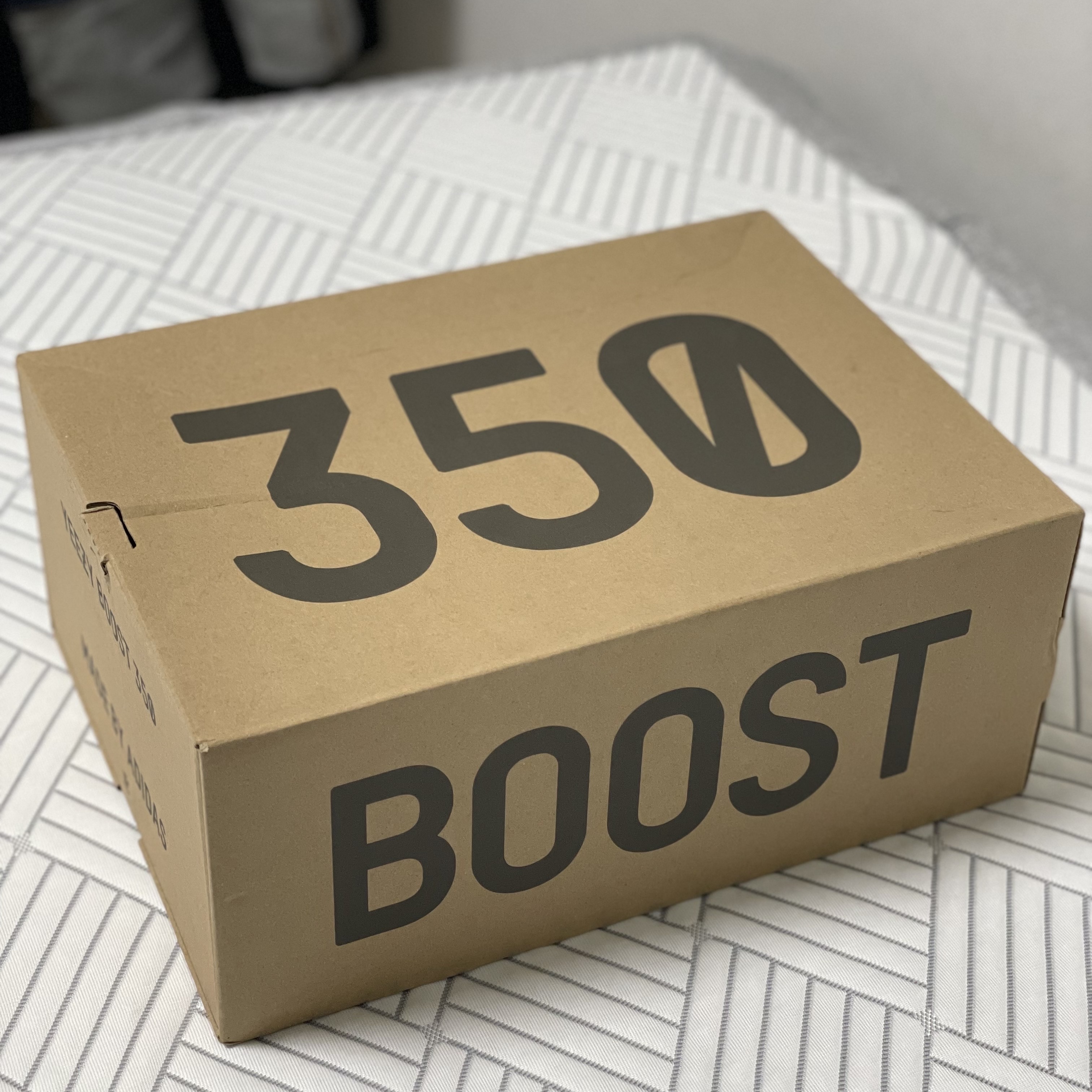 Adidas Yeezy Boost 350 V2 Black Red 2020 착용 스타일 - 1