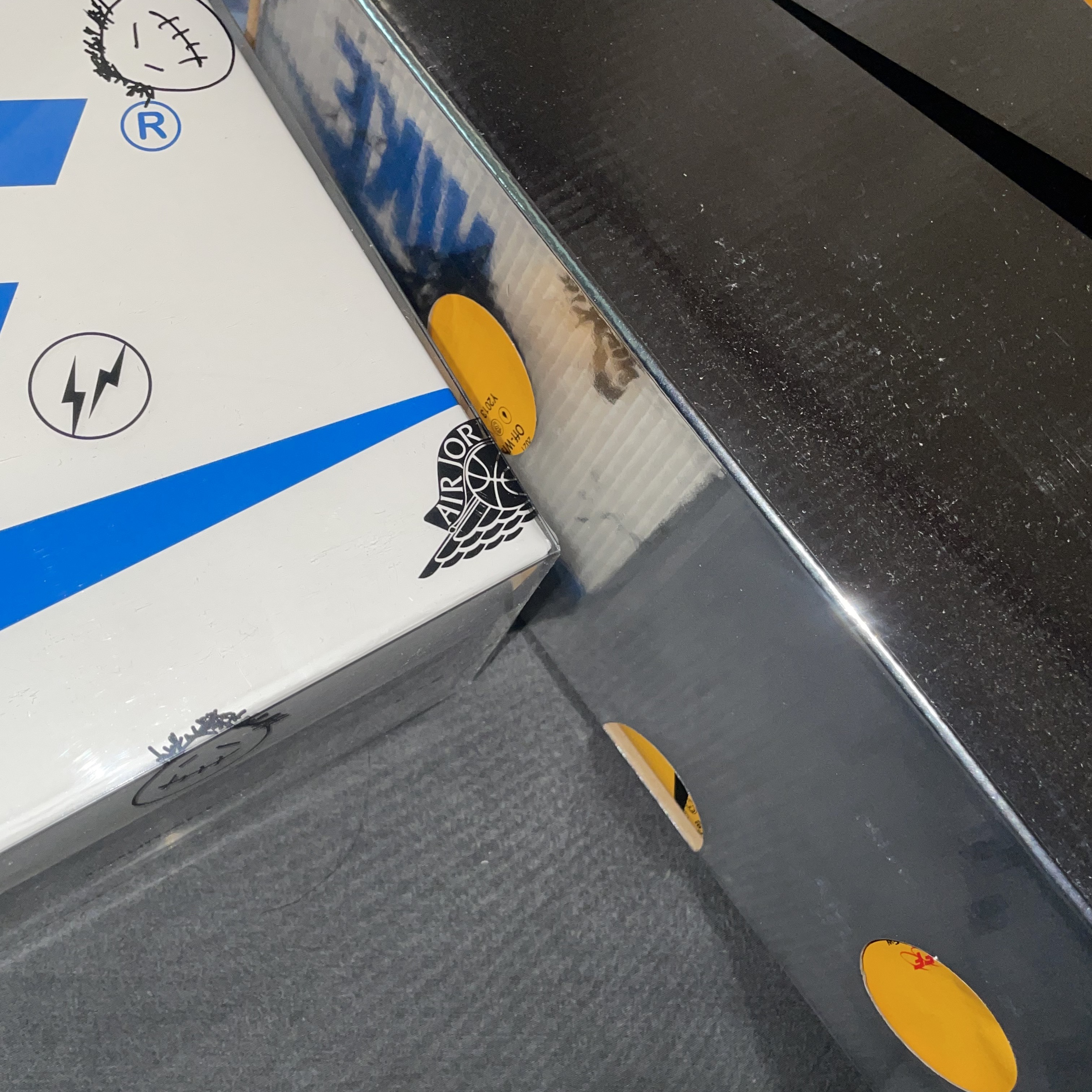Jordan 1 x Travis Scott x Fragment Retro Low OG SP Military Blue, Nike x Off-White Air Zoom Tempo Next% Black 착용 스타일 - 2