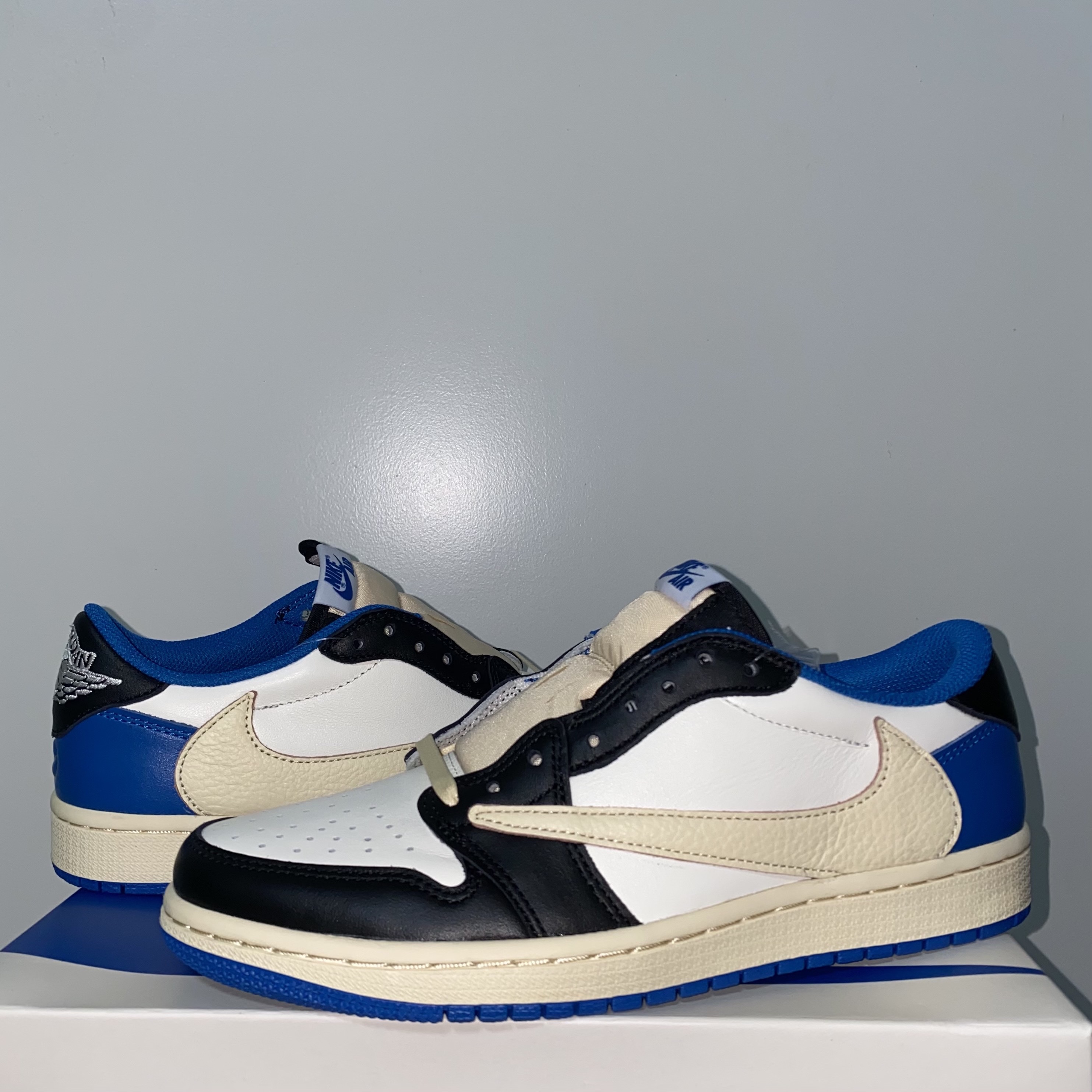 Jordan 1 x Travis Scott x Fragment Retro Low OG SP Military Blue 착용 스타일 - 2