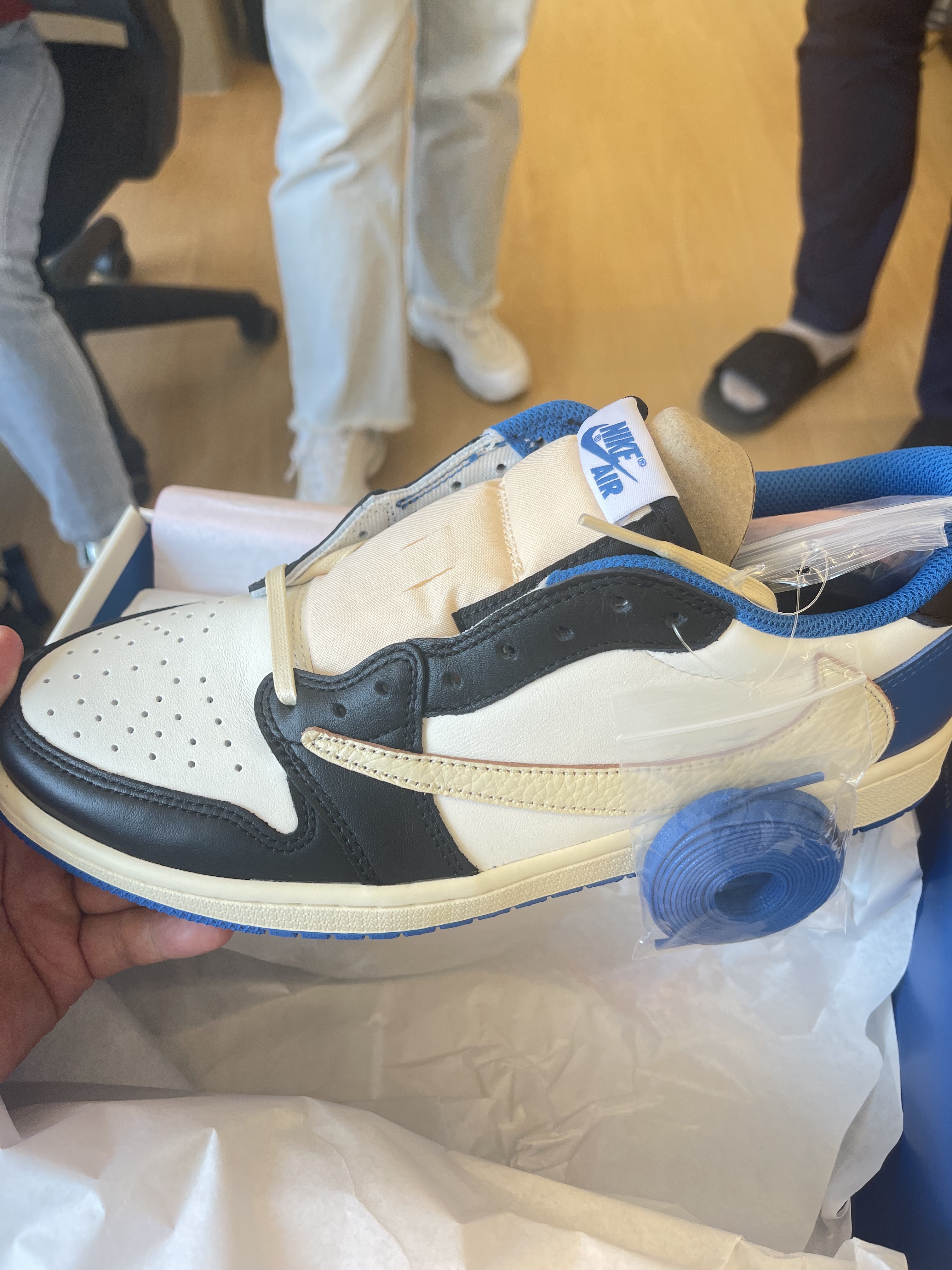 Jordan 1 x Travis Scott x Fragment Retro Low OG SP Military Blue 착용 스타일 - 3