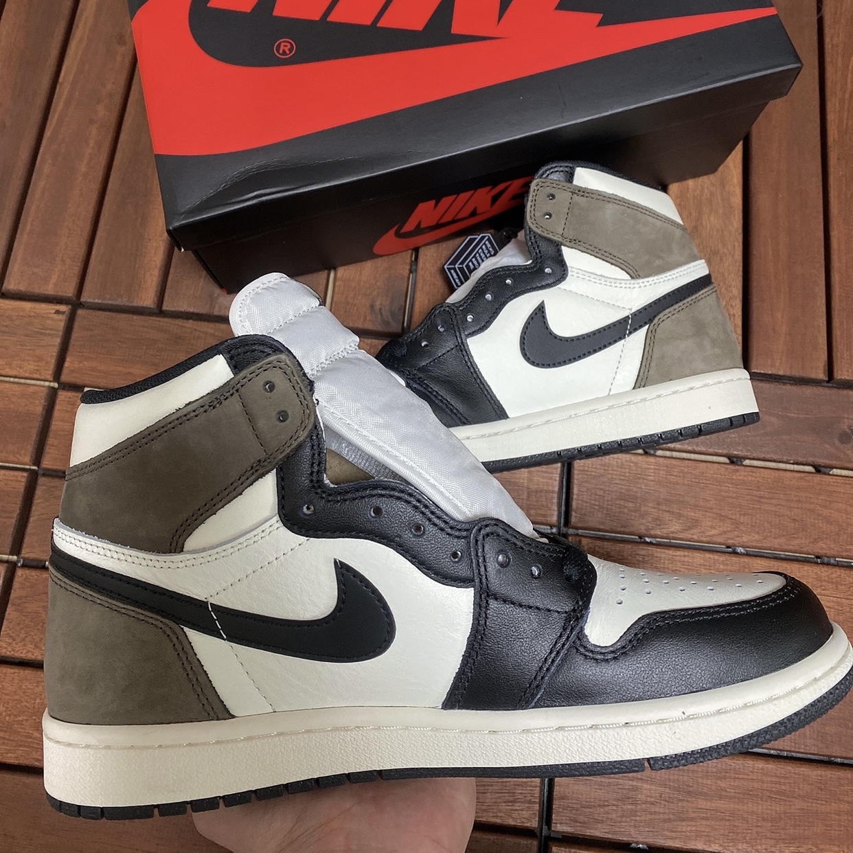 Jordan 1 Retro High OG Black Mocha 착용 스타일 - 2