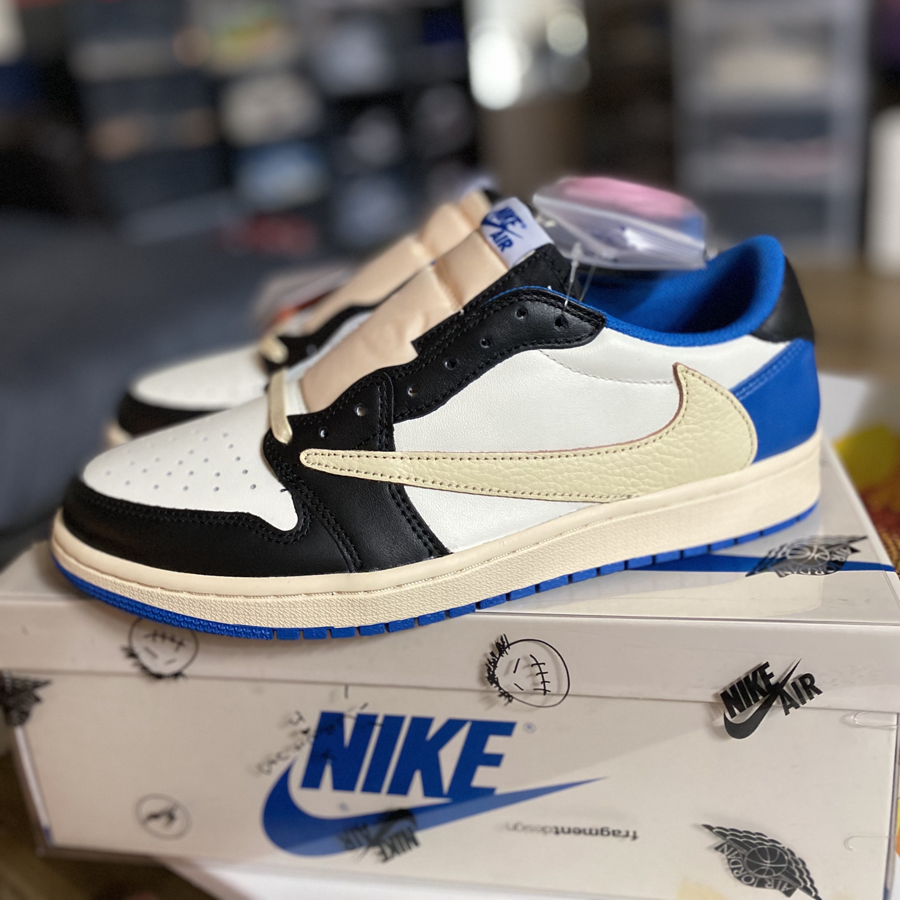 Jordan 1 x Travis Scott x Fragment Retro Low OG SP Military Blue, Nike x Off-White Dunk Low The 50 - Lot 18 착용 스타일 - 1