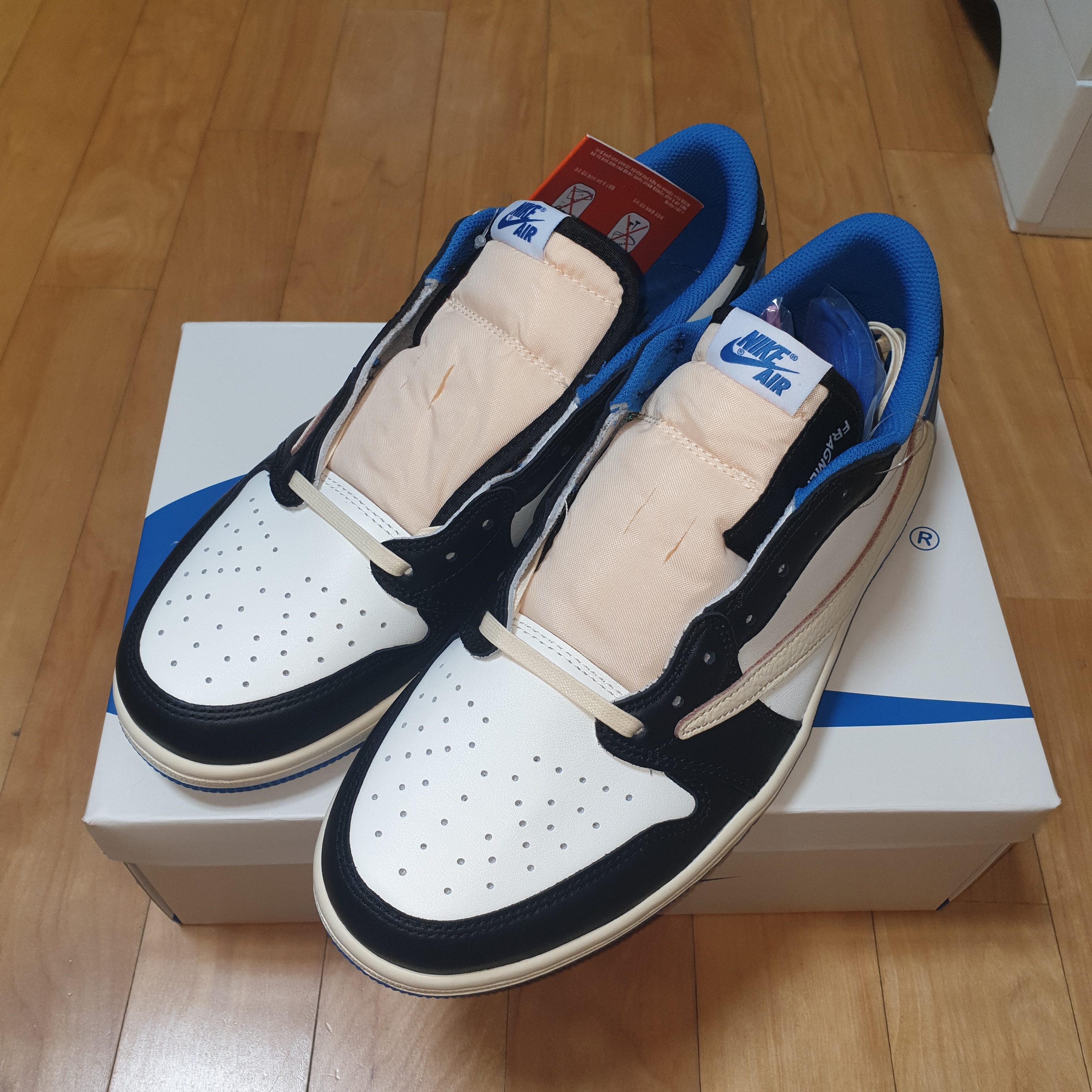 Jordan 1 x Travis Scott x Fragment Retro Low OG SP Military Blue 착용 스타일 - 3