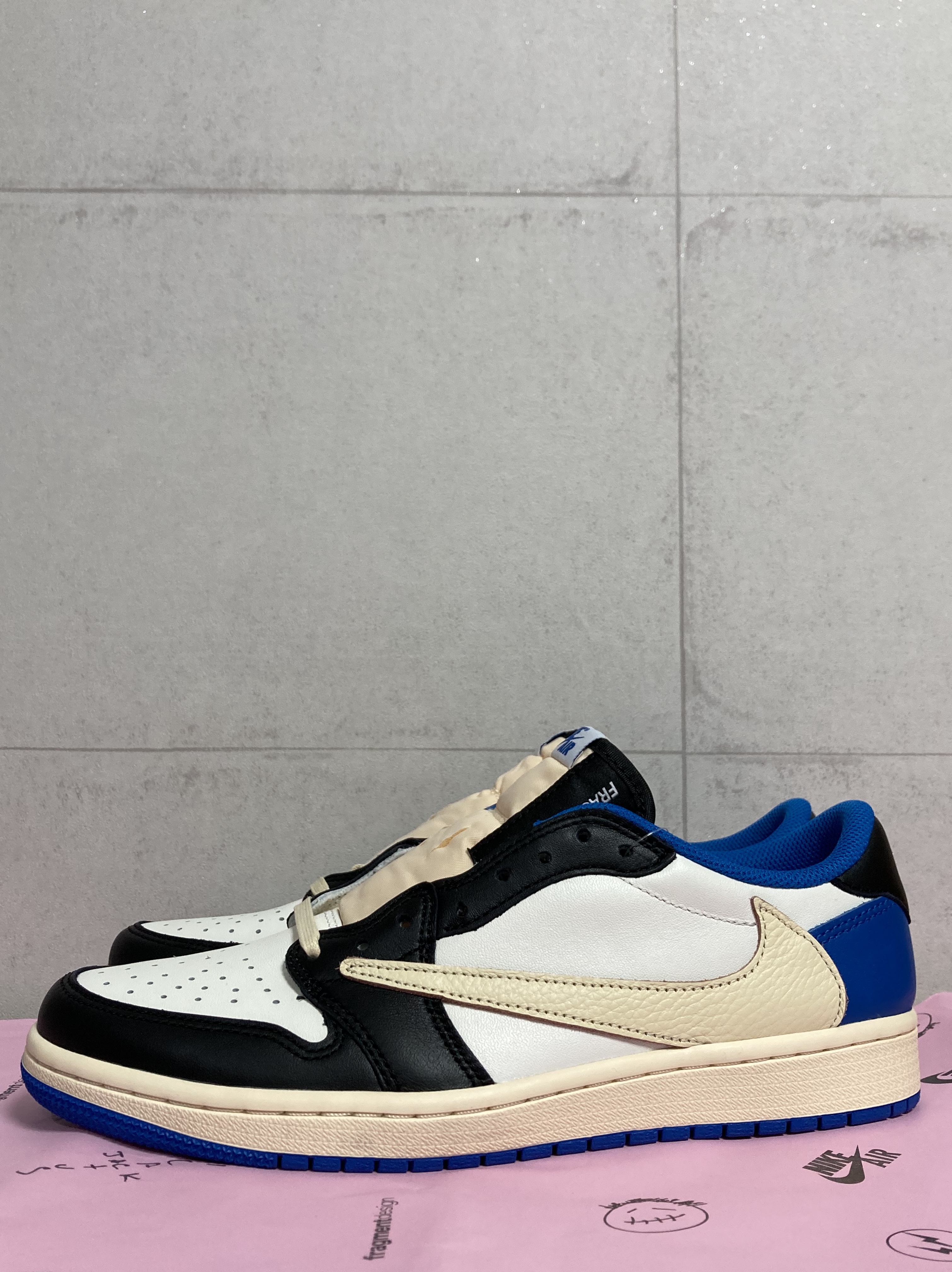 Jordan 1 x Travis Scott x Fragment Retro Low OG SP Military Blue 착용 스타일 - 3