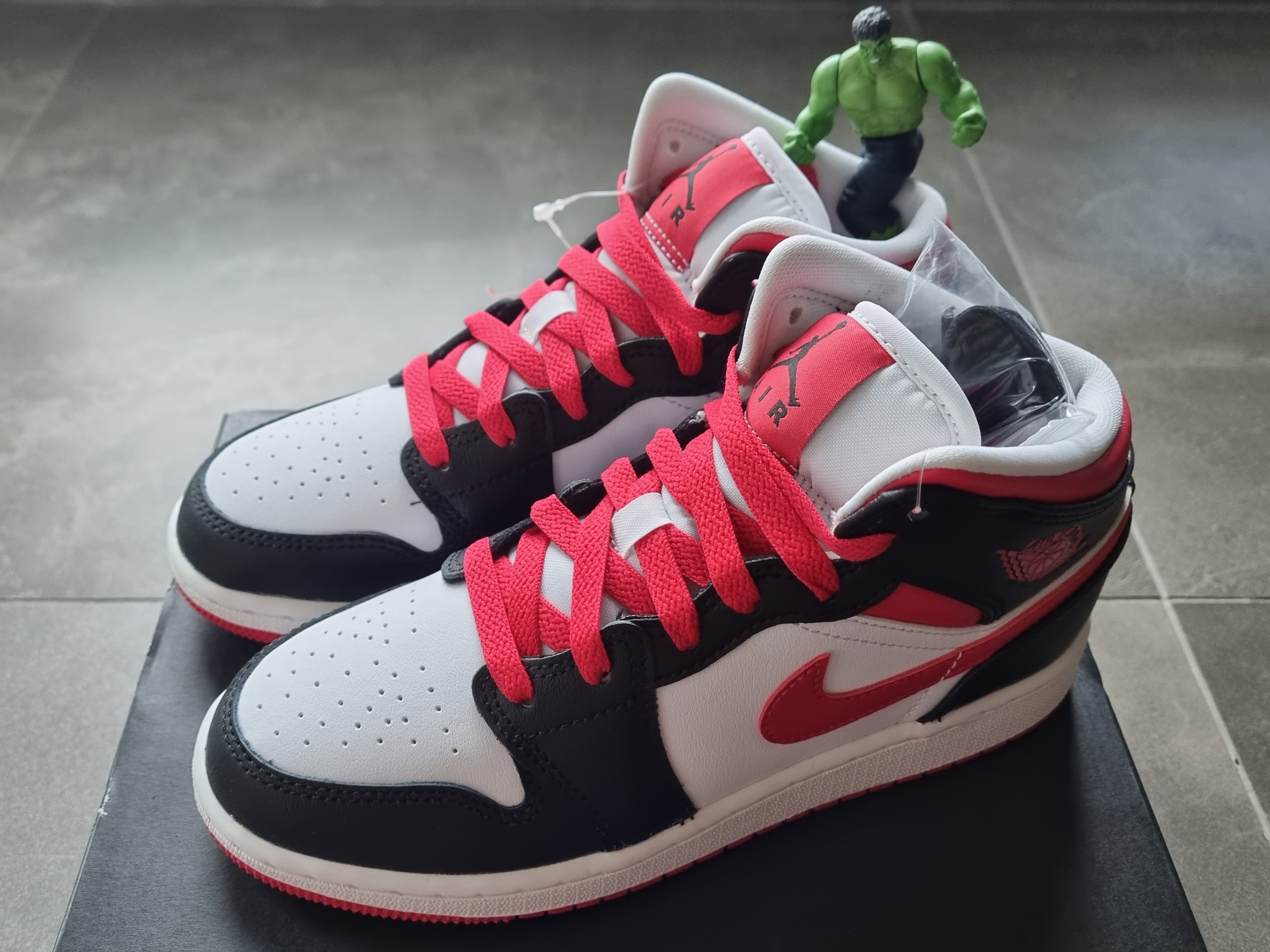 (GS) Jordan 1 Mid Very Berry  착용 스타일 - 2