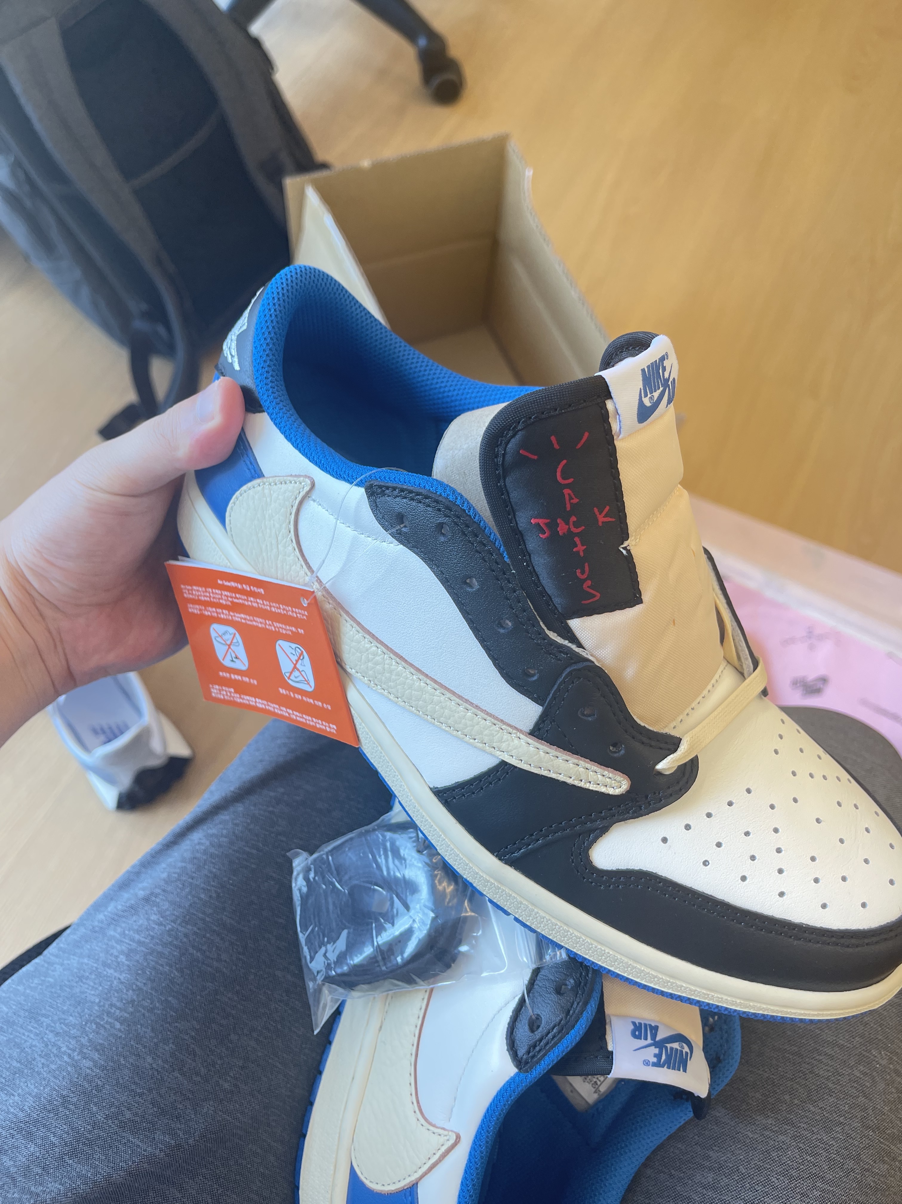 Jordan 1 x Travis Scott x Fragment Retro Low OG SP Military Blue 착용 스타일 - 5
