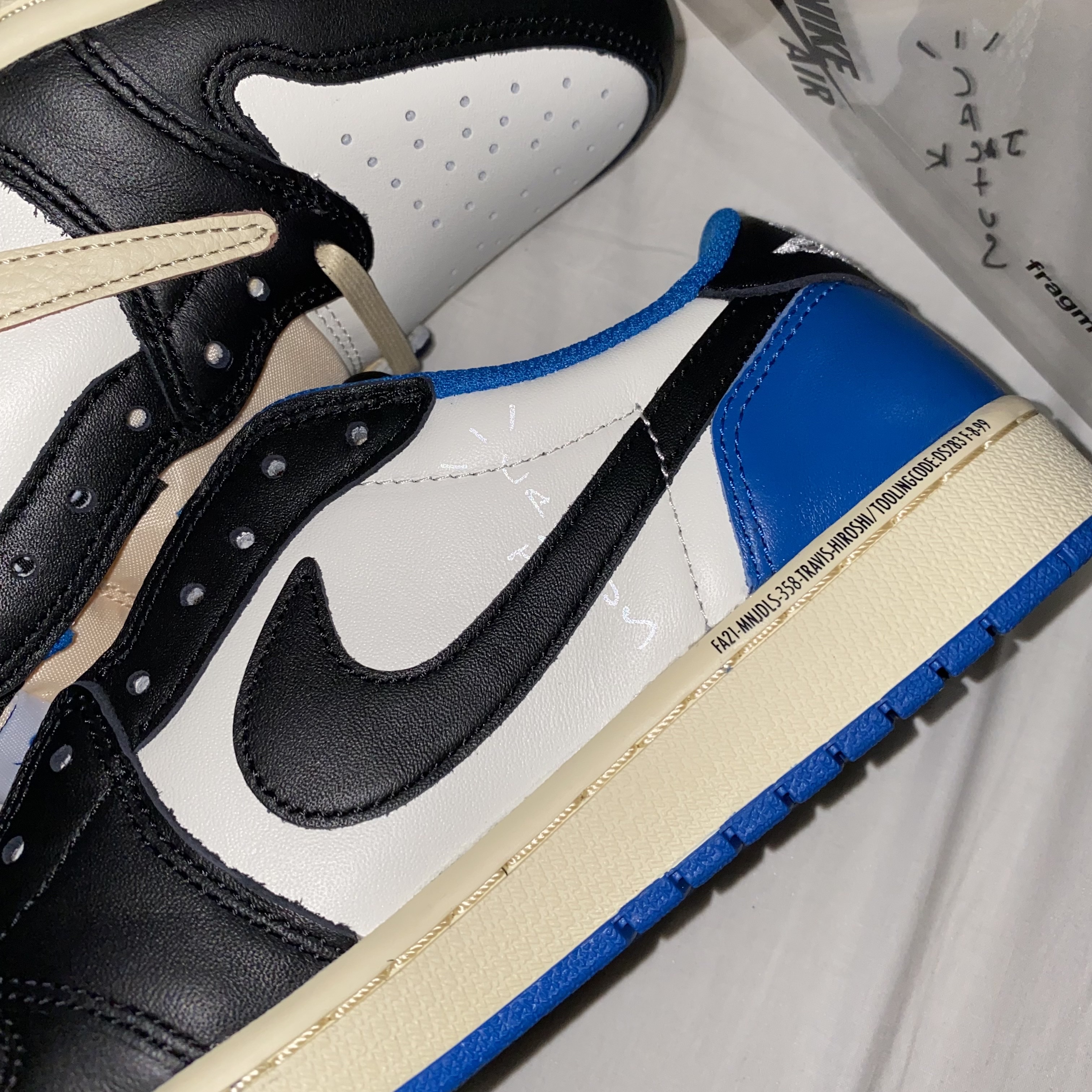 Jordan 1 x Travis Scott x Fragment Retro Low OG SP Military Blue 착용 스타일 - 2