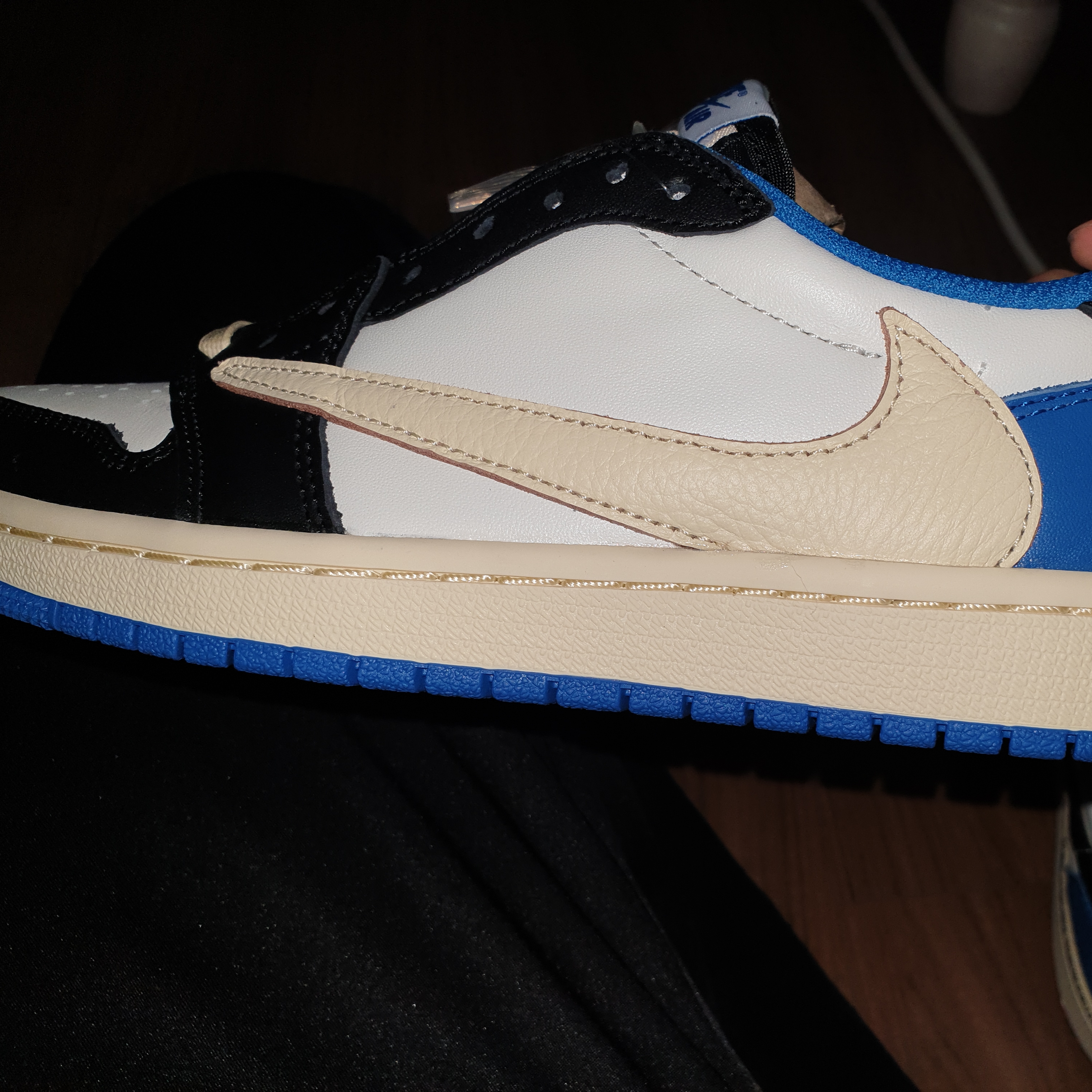 Jordan 1 x Travis Scott x Fragment Retro Low OG SP Military Blue 착용 스타일 - 1