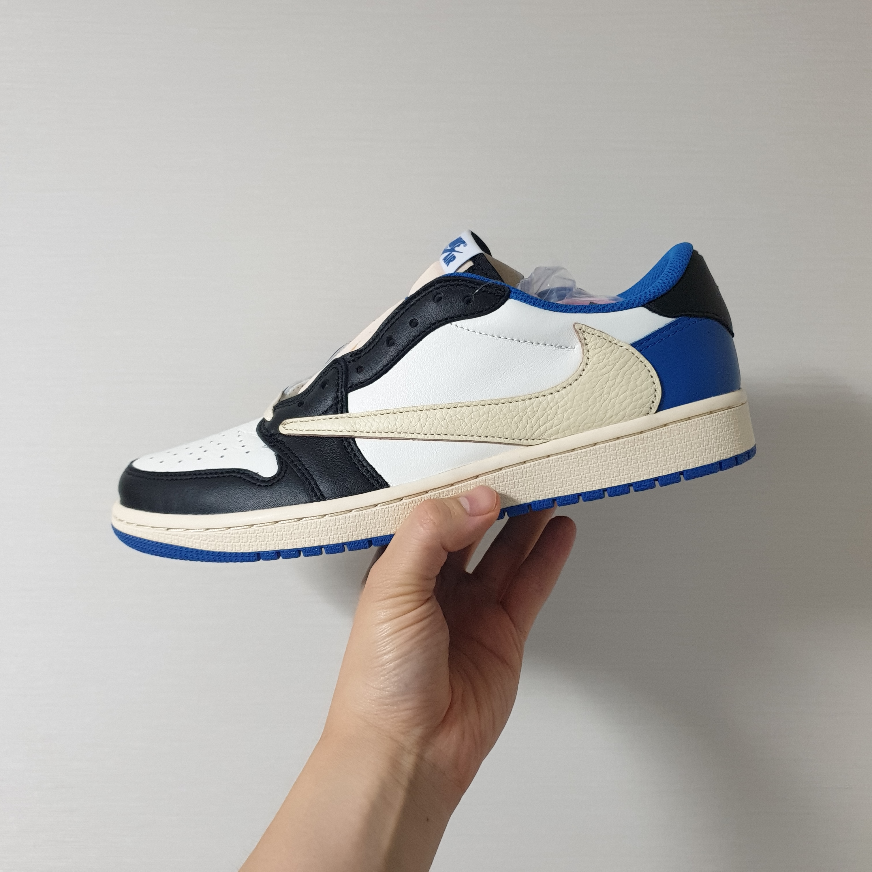 Jordan 1 x Travis Scott x Fragment Retro Low OG SP Military Blue 착용 스타일 - 5