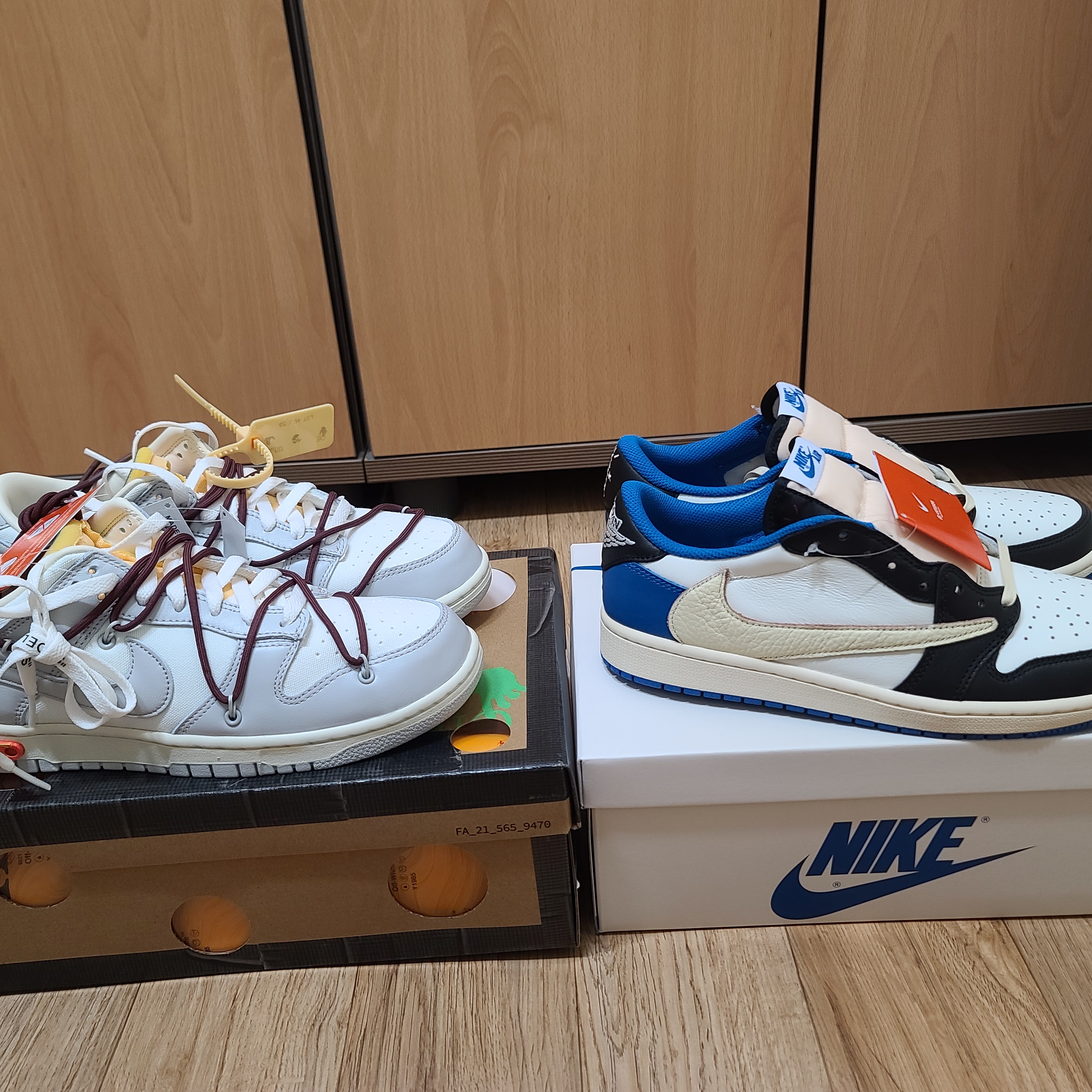Jordan 1 x Travis Scott x Fragment Retro Low OG SP Military Blue, Nike x Off-White Dunk Low The 50 - Lot 46 착용 스타일