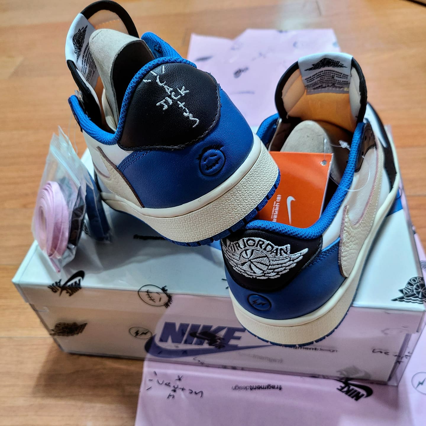 Jordan 1 x Travis Scott x Fragment Retro Low OG SP Military Blue 착용 스타일 - 2