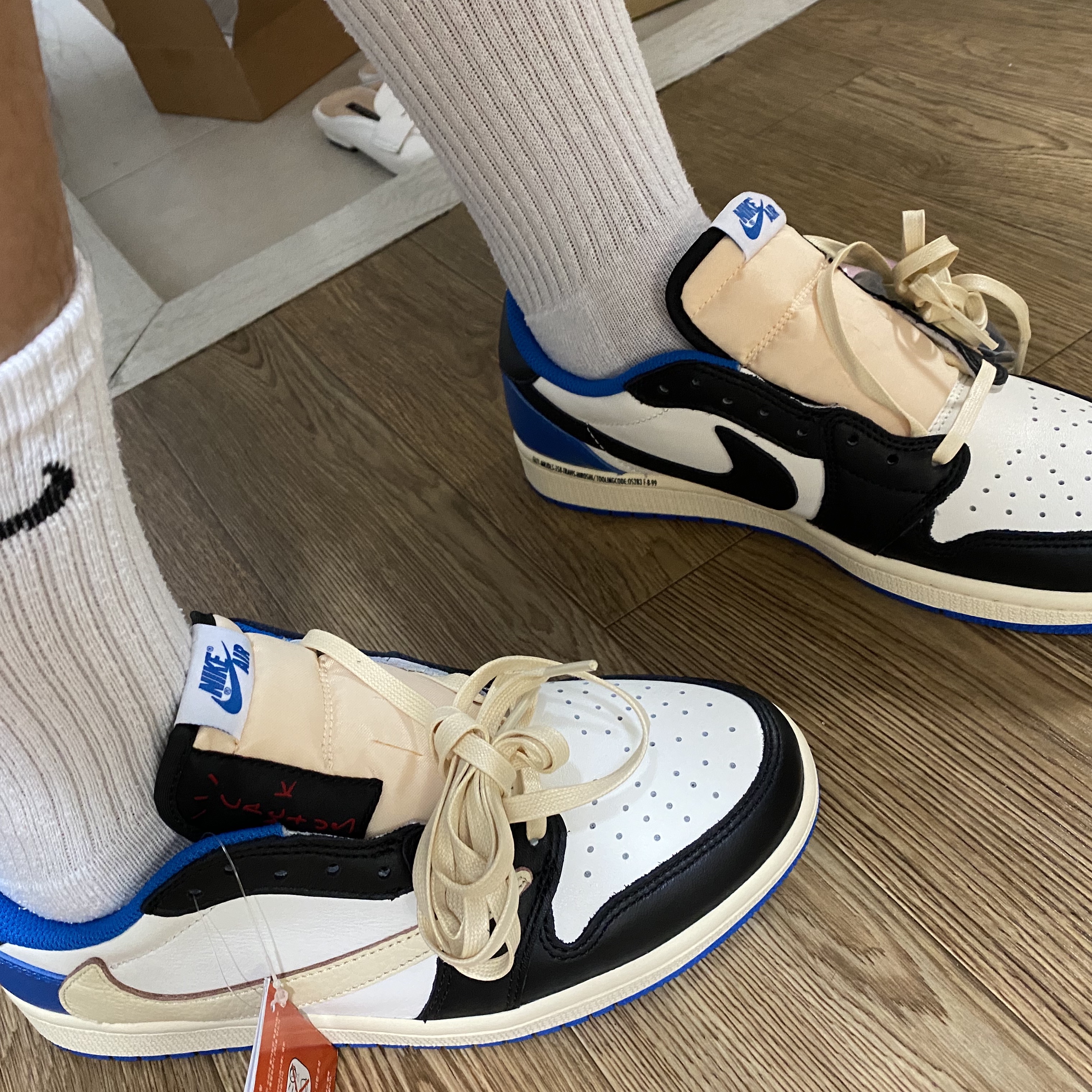 Jordan 1 x Travis Scott x Fragment Retro Low OG SP Military Blue 착용 스타일