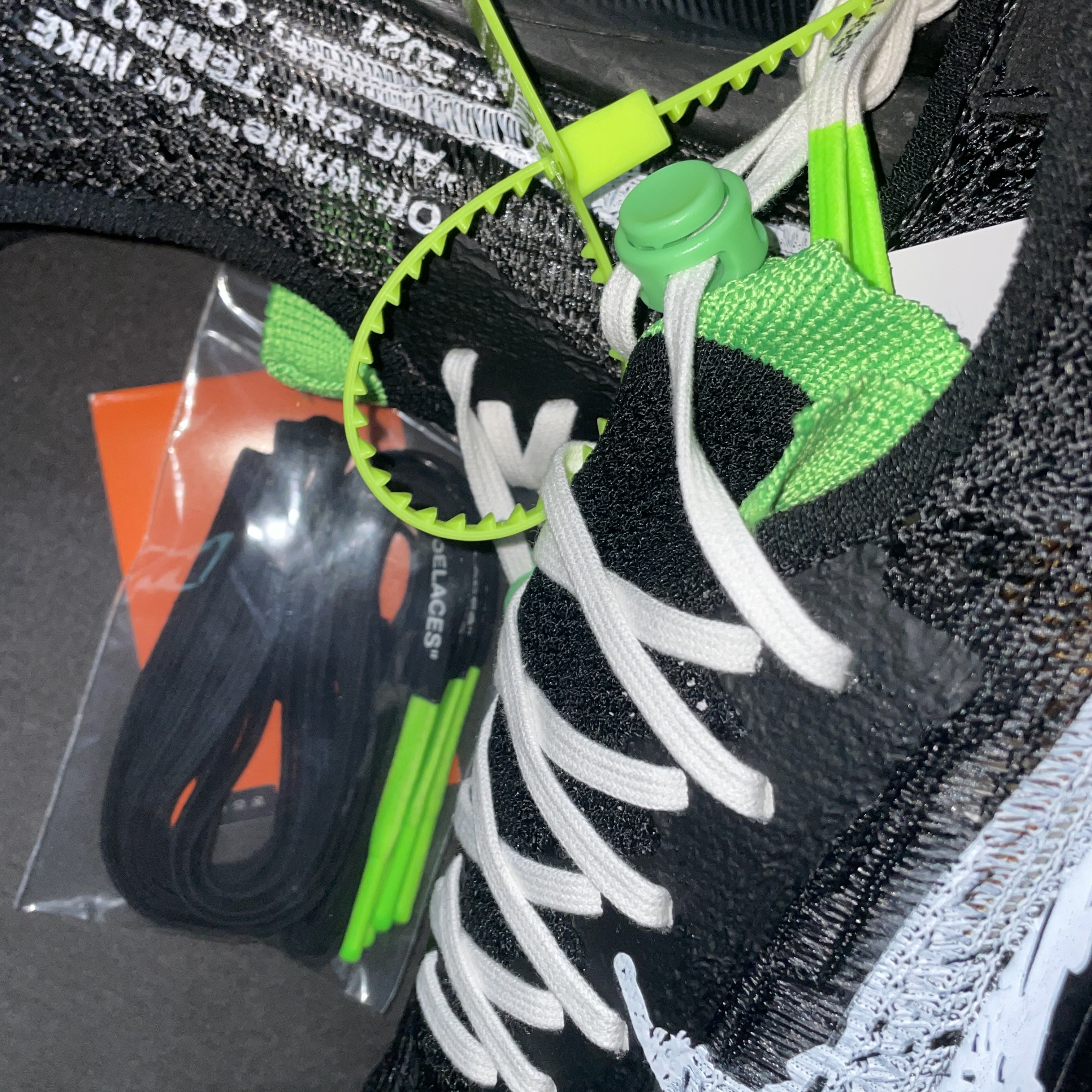 Jordan 1 x Travis Scott x Fragment Retro Low OG SP Military Blue, Nike x Off-White Air Zoom Tempo Next% Black 착용 스타일 - 5
