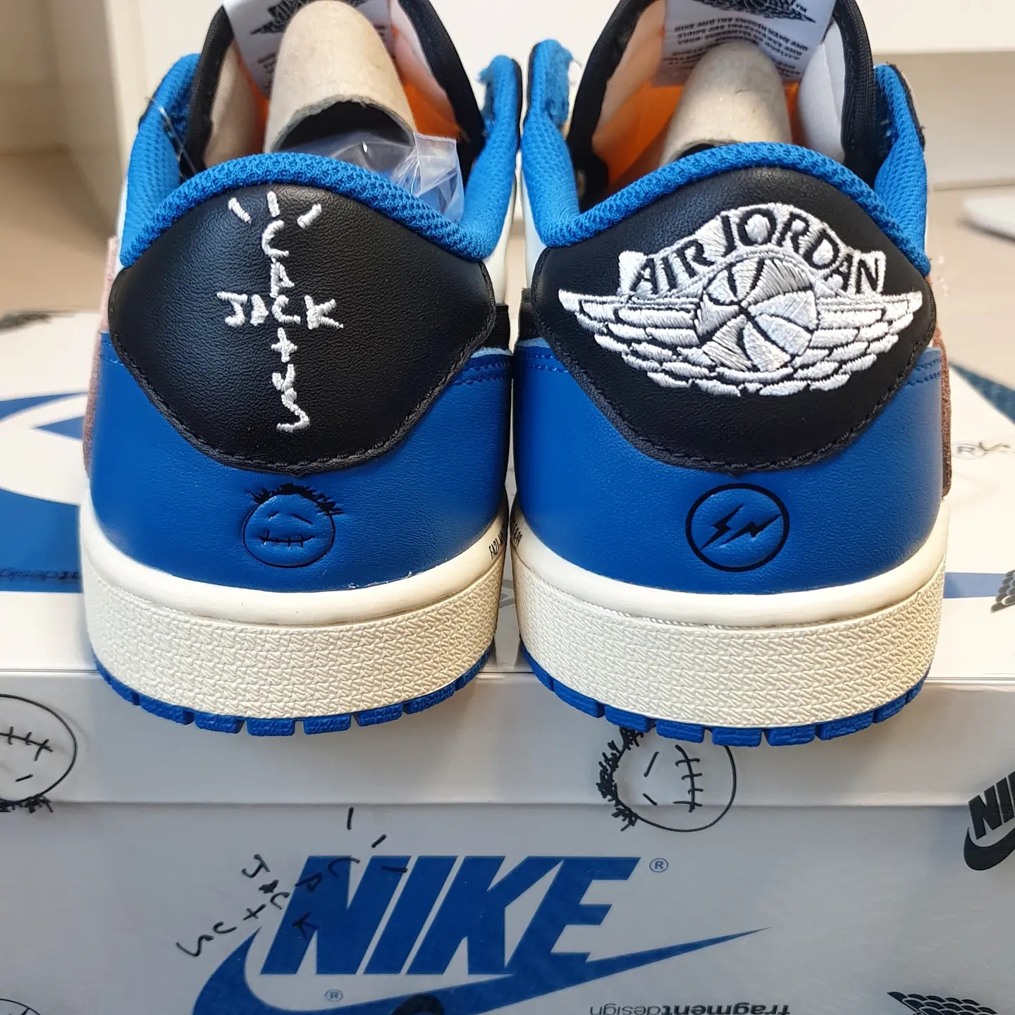 Jordan 1 x Travis Scott x Fragment Retro Low OG SP Military Blue 착용 스타일 - 2