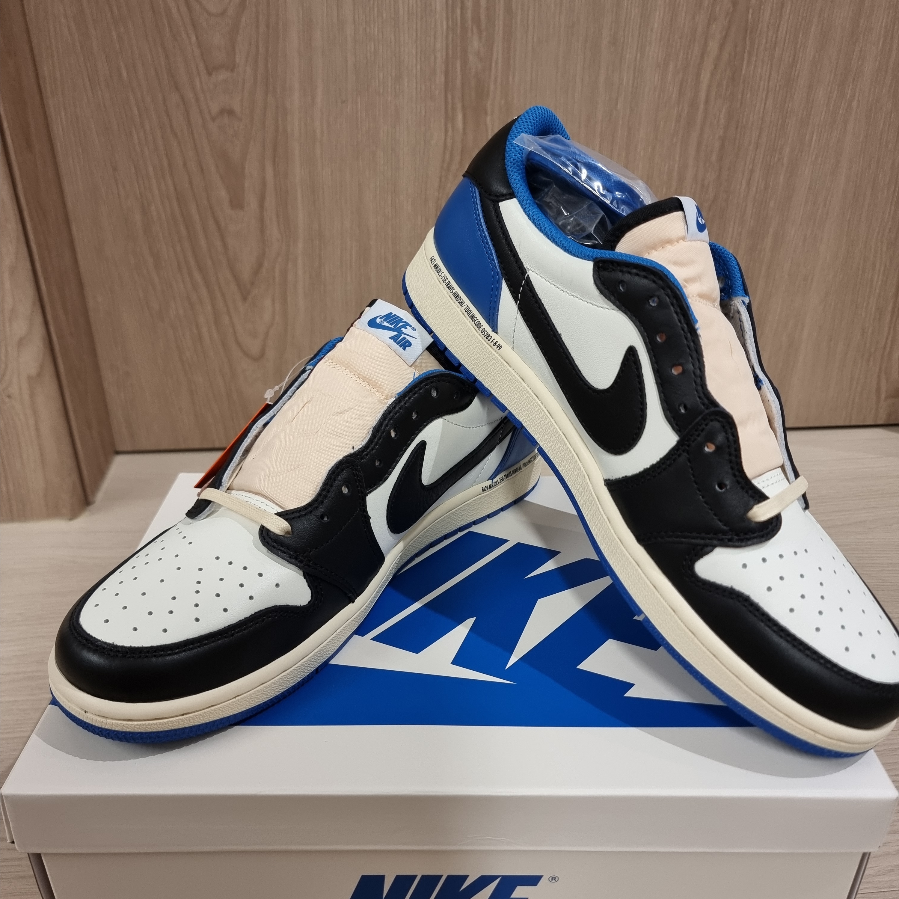 Jordan 1 x Travis Scott x Fragment Retro Low OG SP Military Blue 착용 스타일 - 3