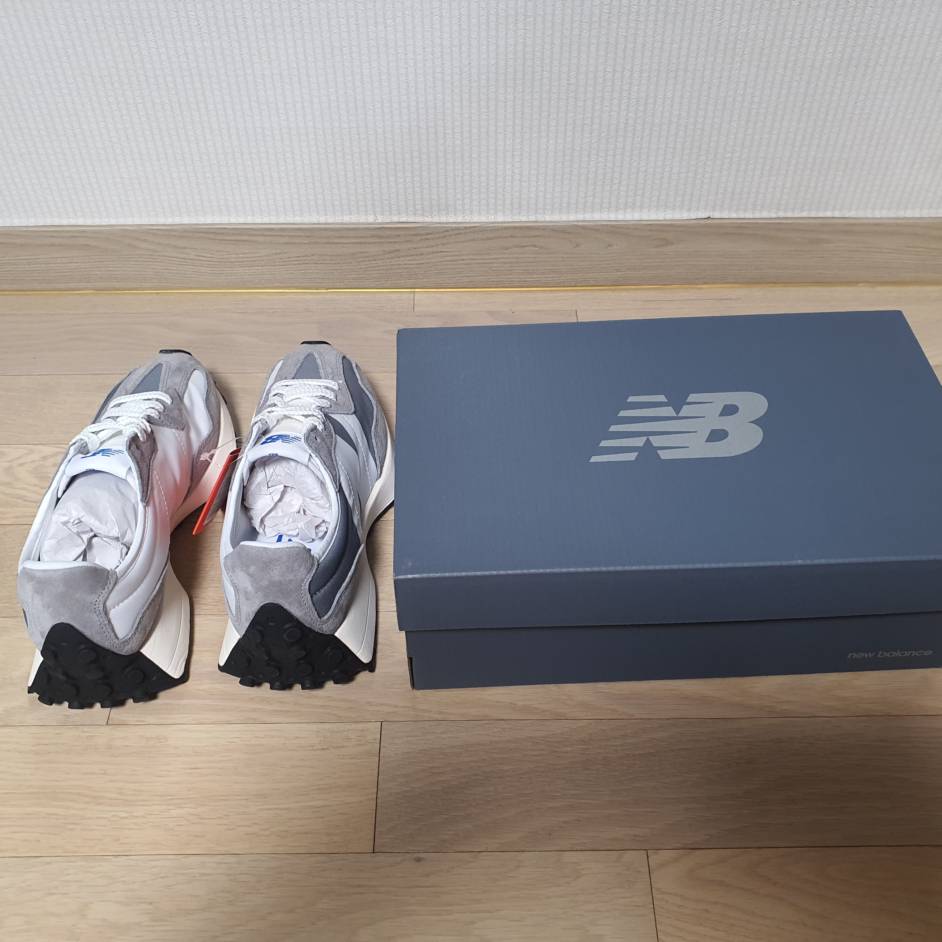 New Balance 327 Grey 착용 스타일 - 3