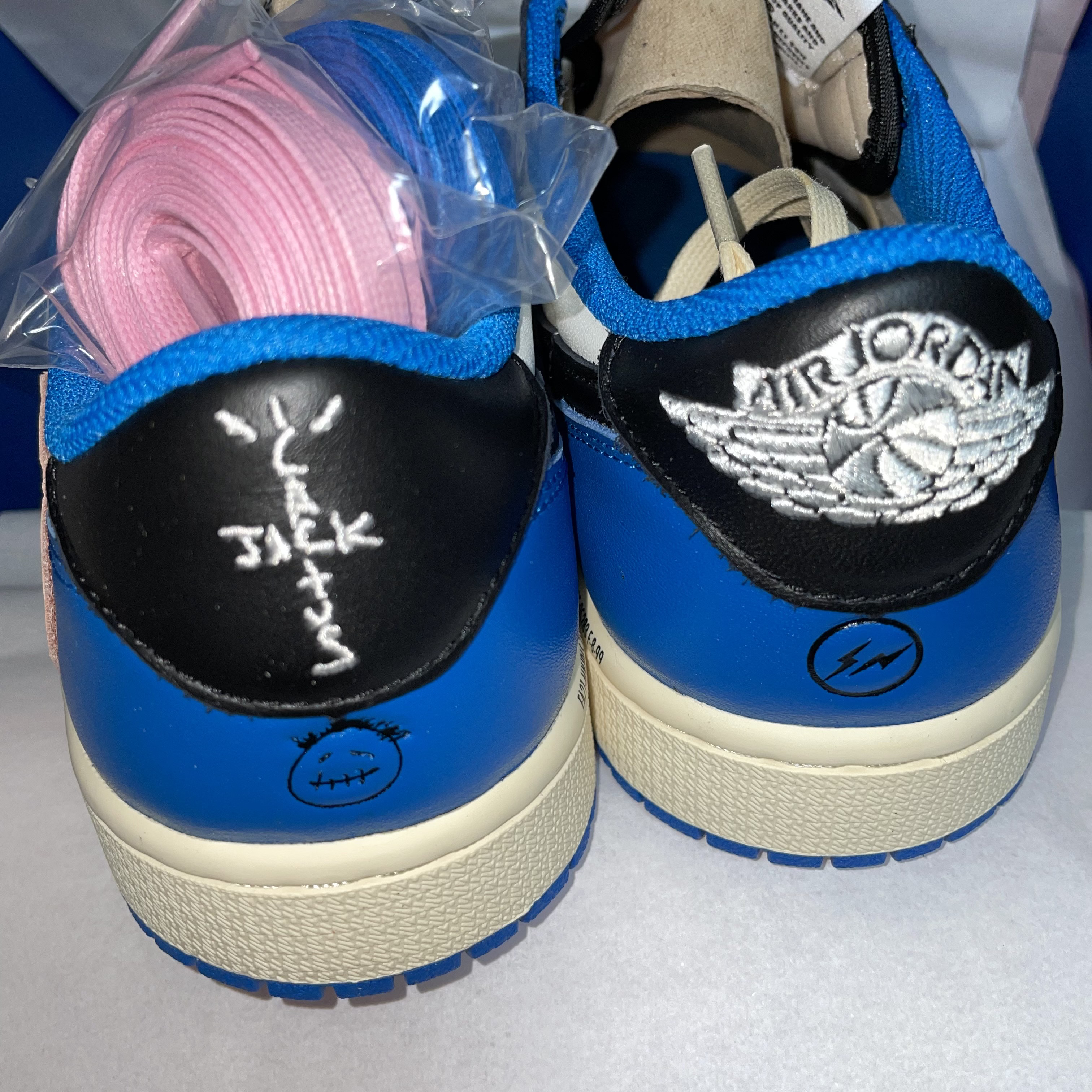 Jordan 1 x Travis Scott x Fragment Retro Low OG SP Military Blue 착용 스타일 - 4