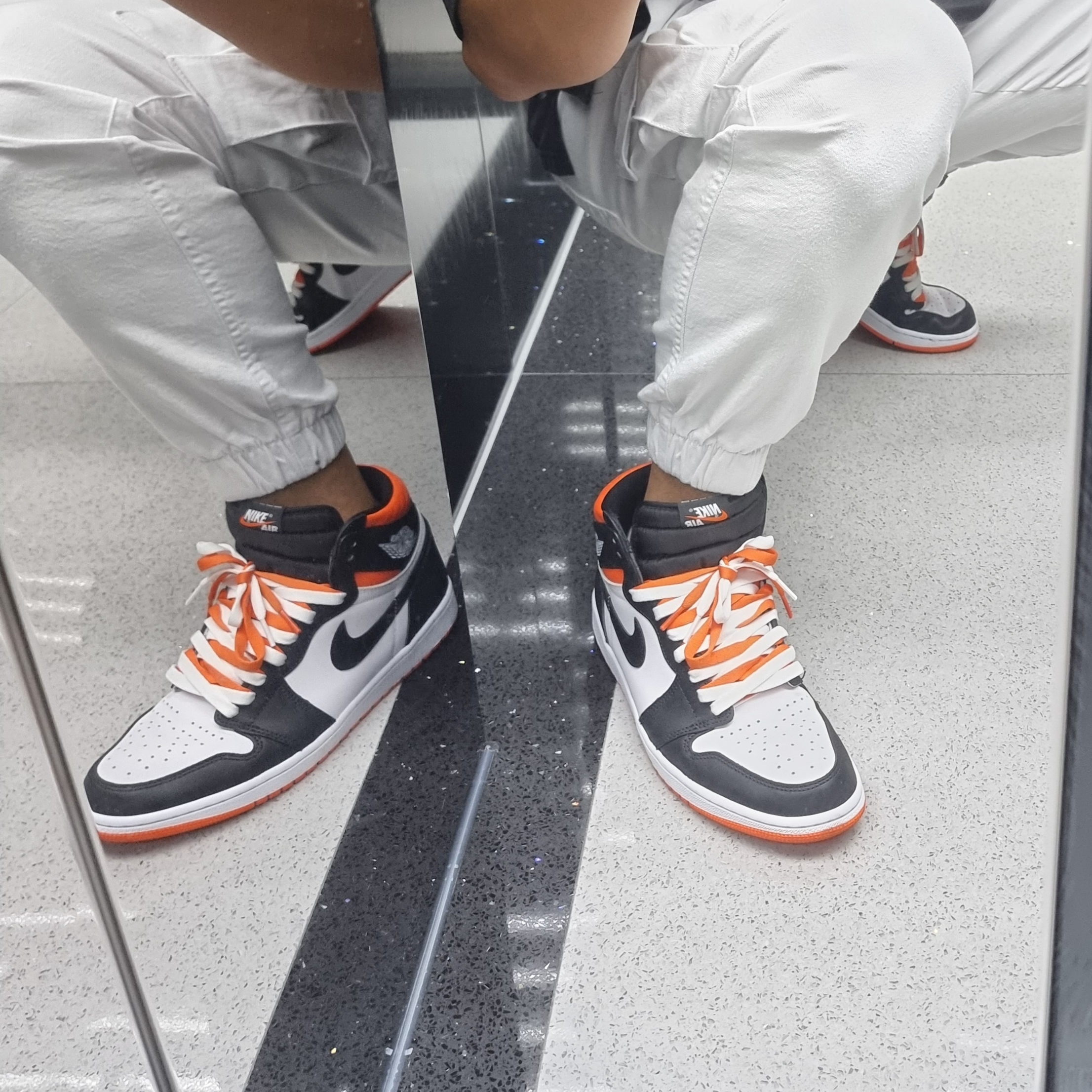 Jordan 1 Retro High OG Electro Orange 착용 스타일