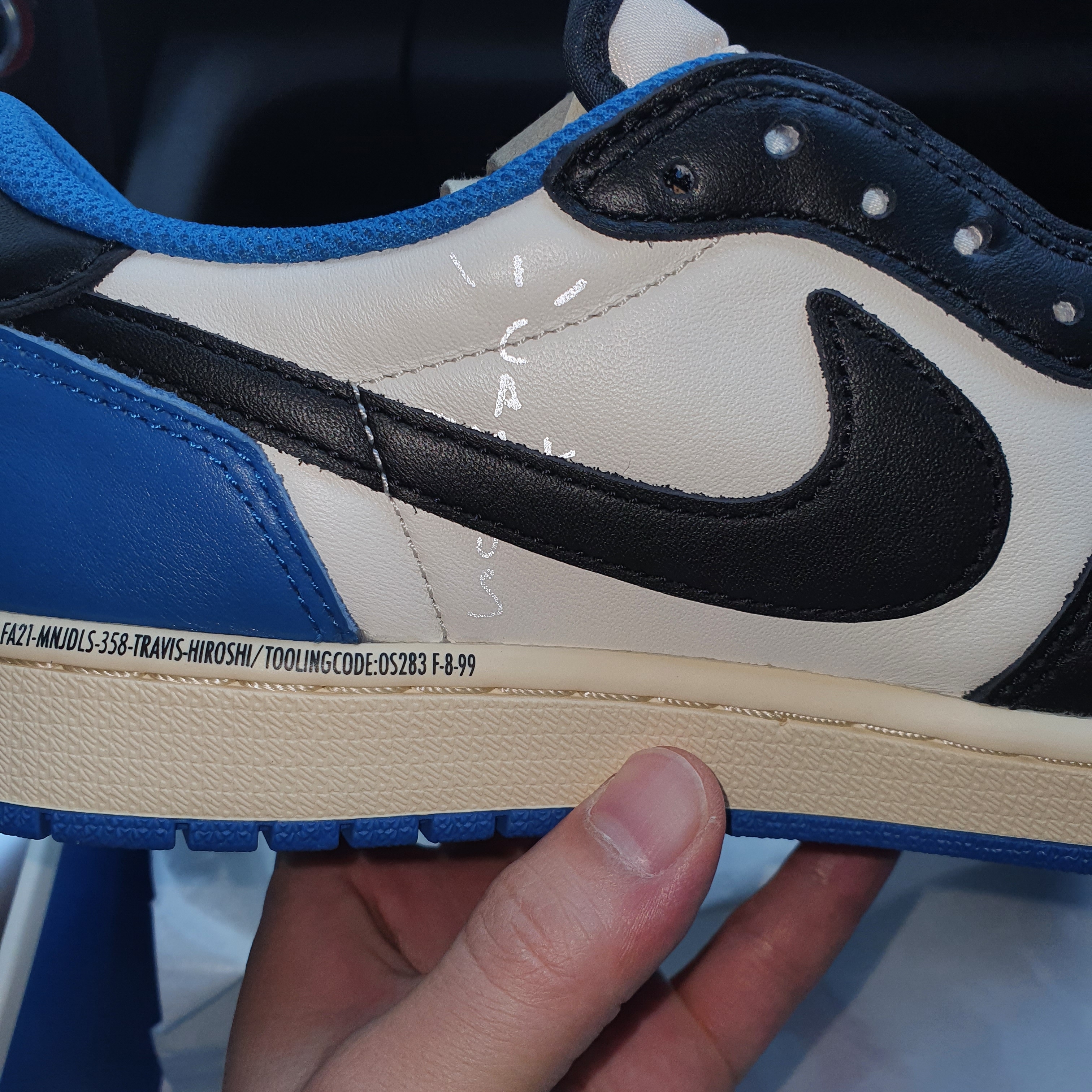 Jordan 1 x Travis Scott x Fragment Retro Low OG SP Military Blue 착용 스타일 - 1