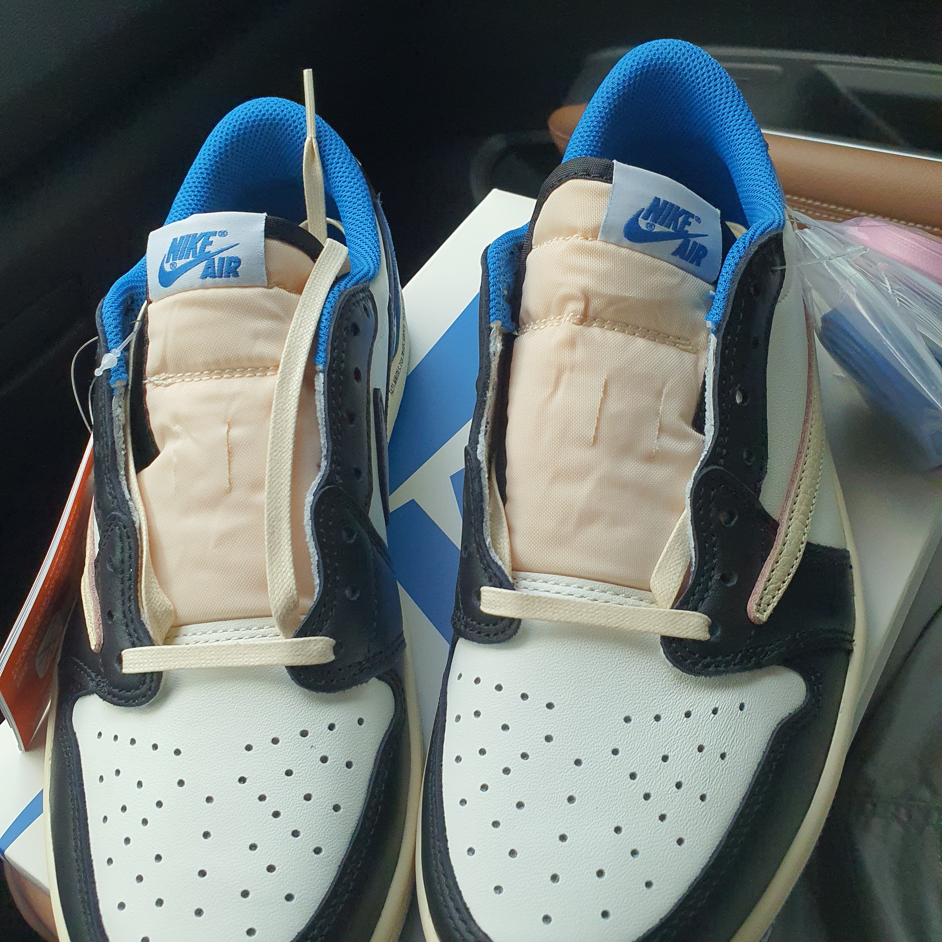 Jordan 1 x Travis Scott x Fragment Retro Low OG SP Military Blue 착용 스타일 - 3