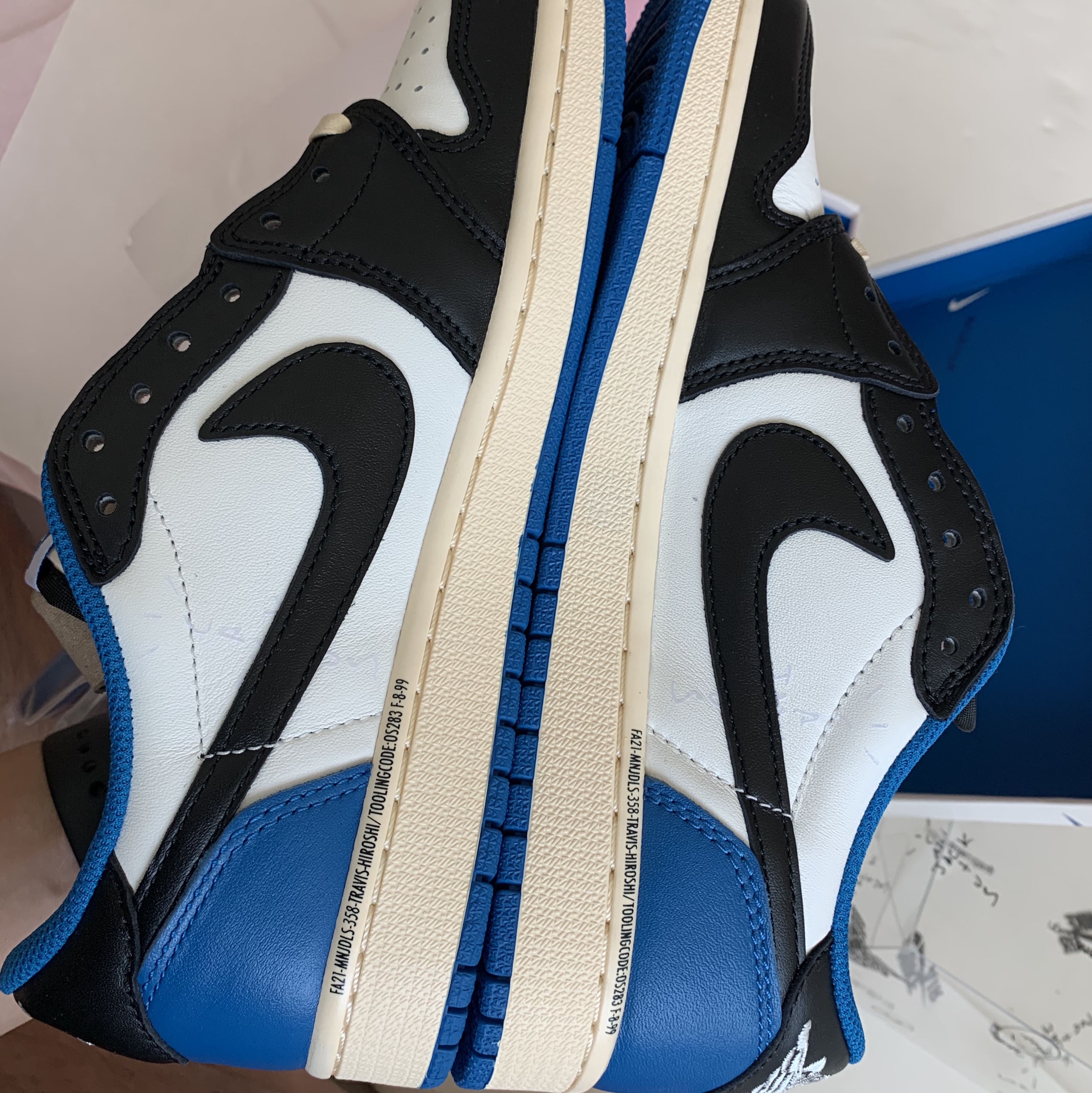 Jordan 1 x Travis Scott x Fragment Retro Low OG SP Military Blue 착용 스타일 - 3