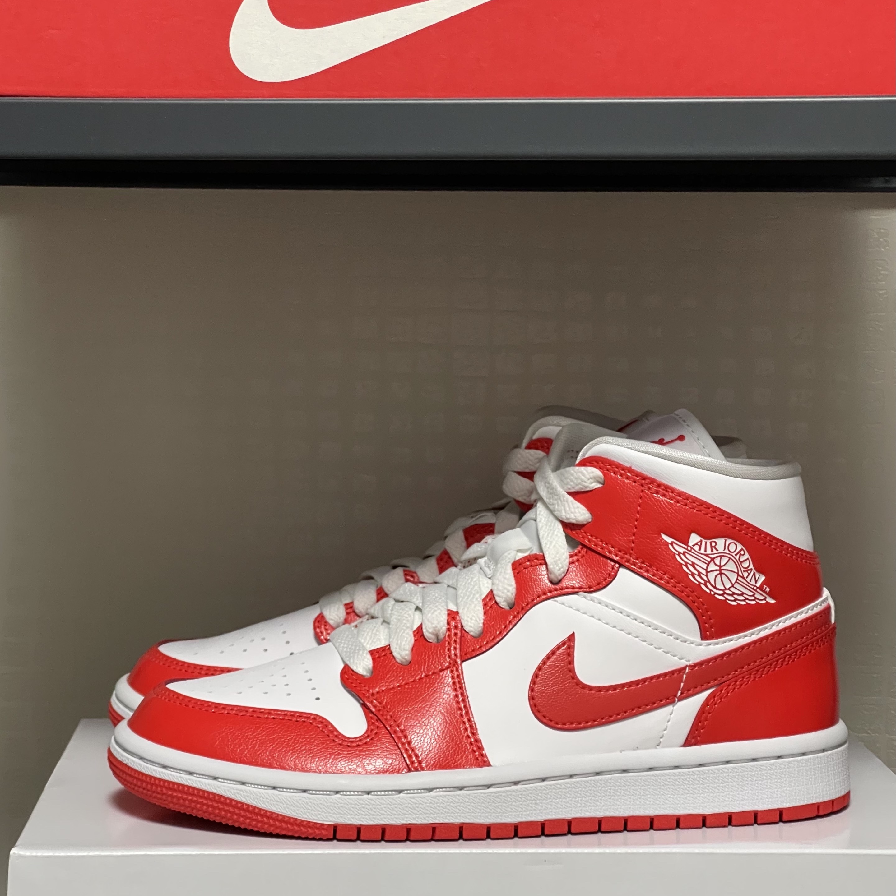 (W) Jordan 1 Mid Habanero Red 착용 스타일 - 1