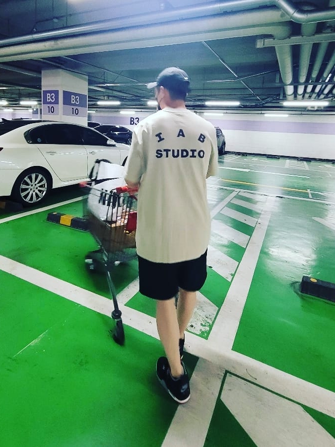 Jordan 4 Retro Bred 2019, IAB Studio Pigment T-Shirt Oatmeal 착용 스타일