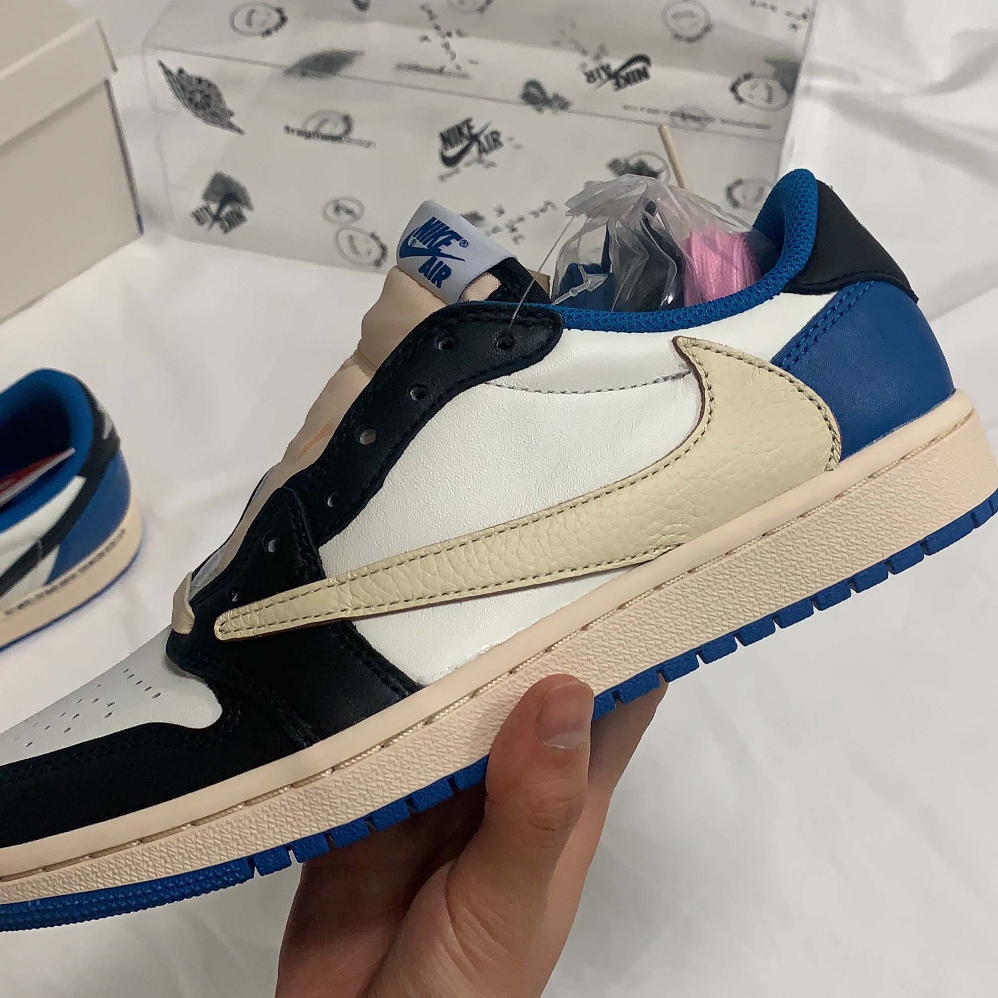 Jordan 1 x Travis Scott x Fragment Retro Low OG SP Military Blue 착용 스타일 - 2