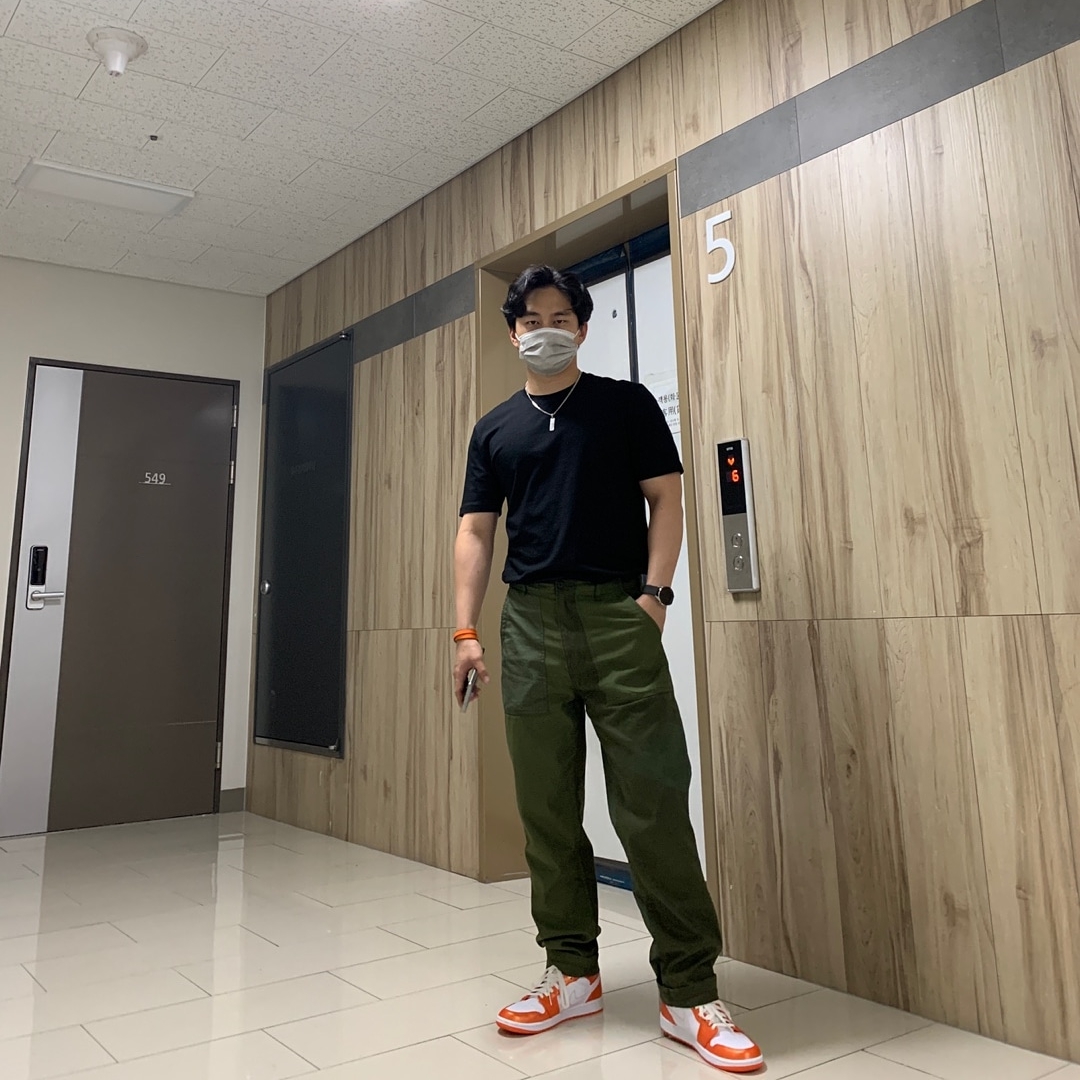 Jordan 1 Mid SE Electro Orange 착용 스타일