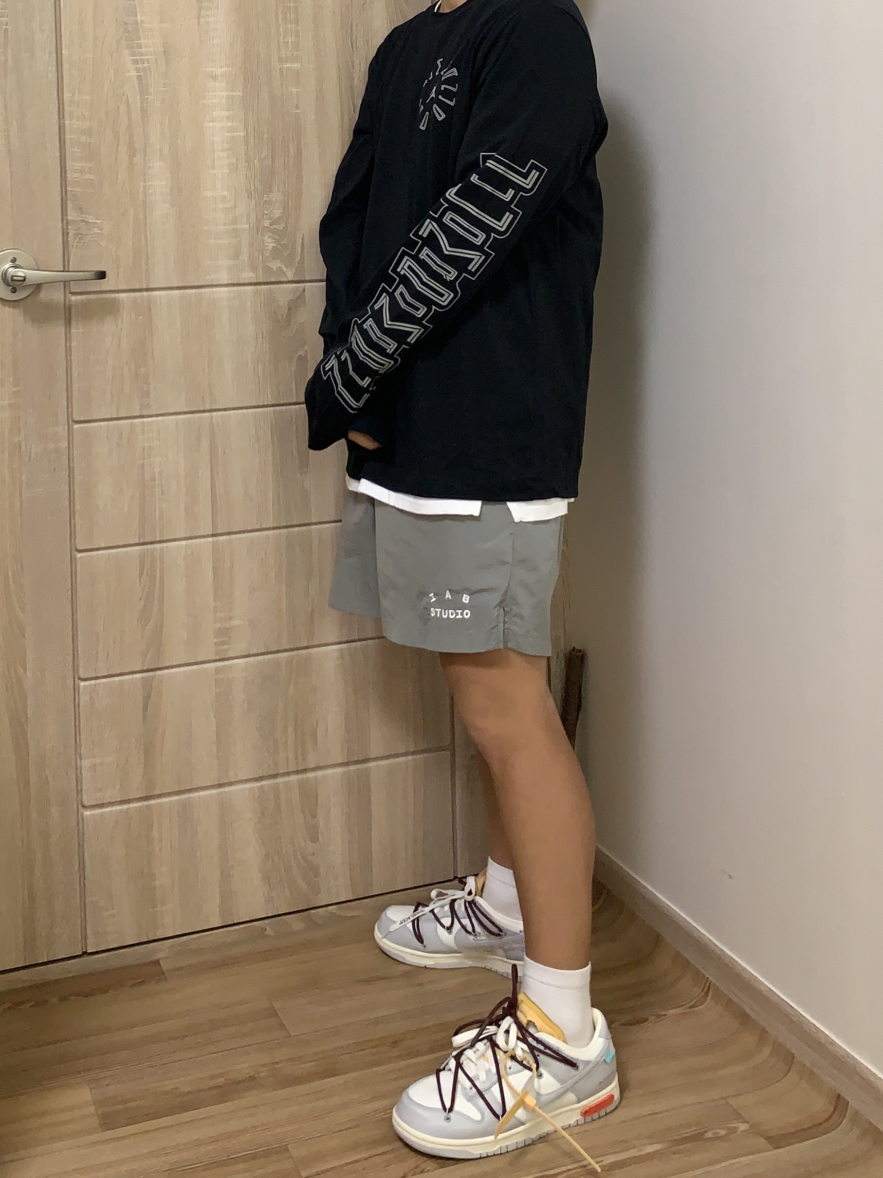 Nike x Off-White Dunk Low The 50 - Lot 46, IAB Studio Woven Shorts Gray 착용 스타일 - 1