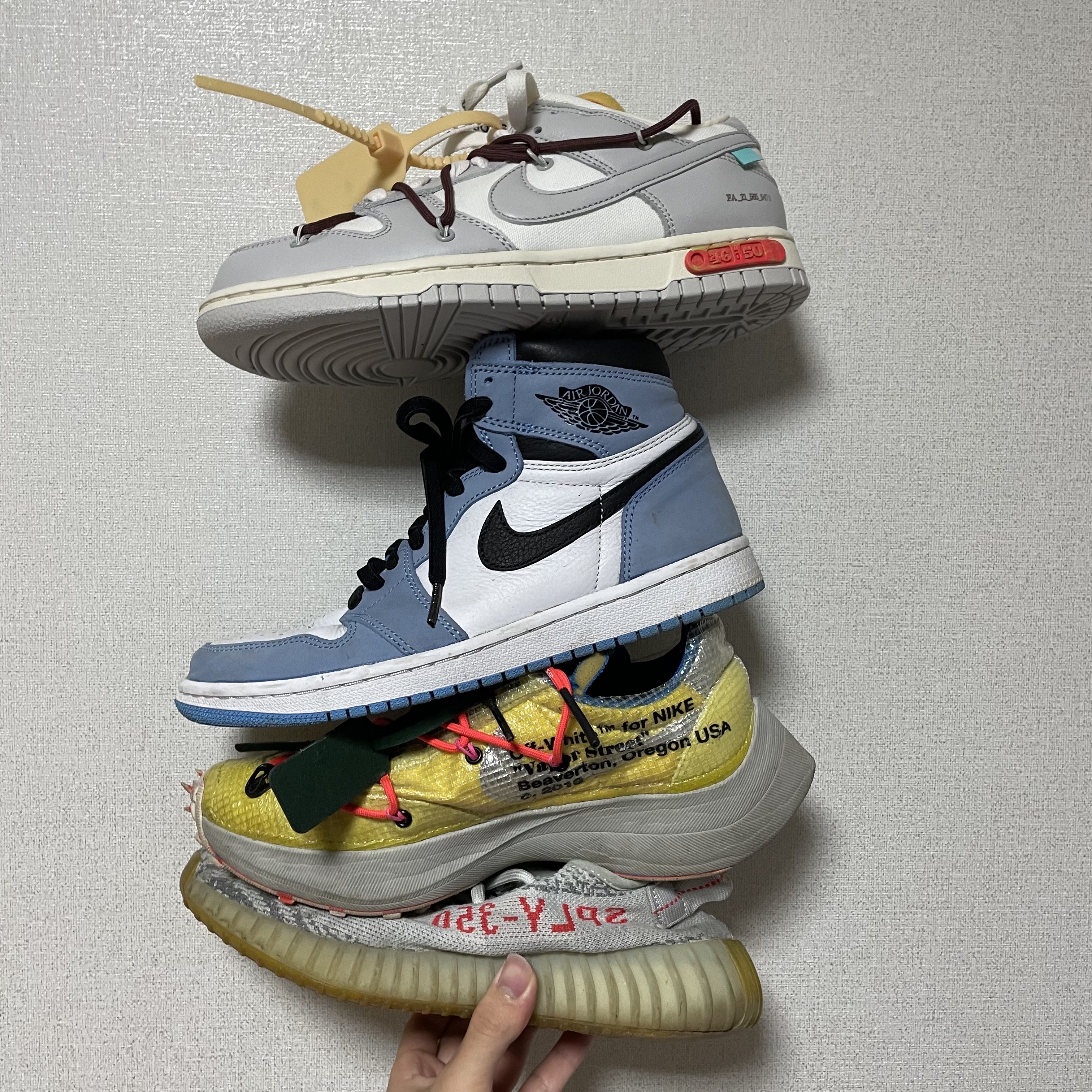 Jordan 1 Retro High OG University Blue, Adidas Yeezy Boost 350 V2 Blue Tint 2017 착용 스타일