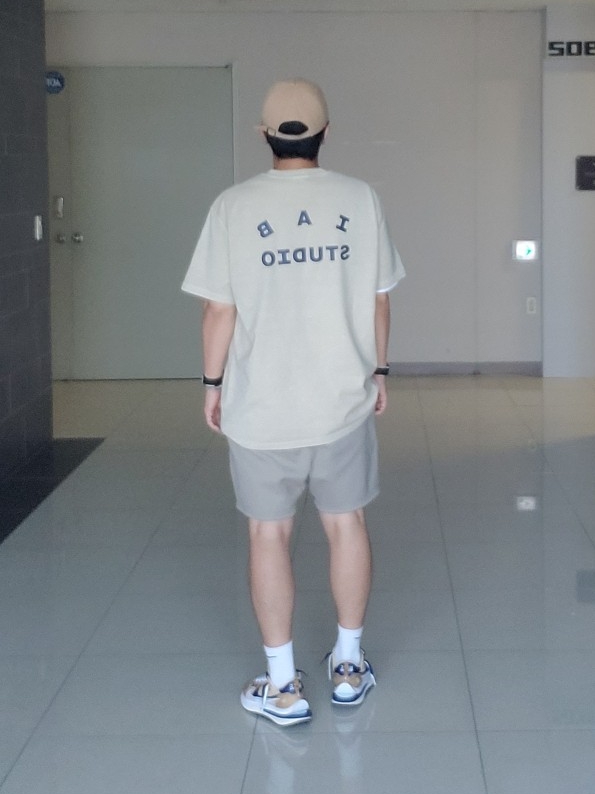 IAB Studio Pigment T-Shirt Oatmeal, Essentials Sweatshorts Moss - 21SS 착용 스타일