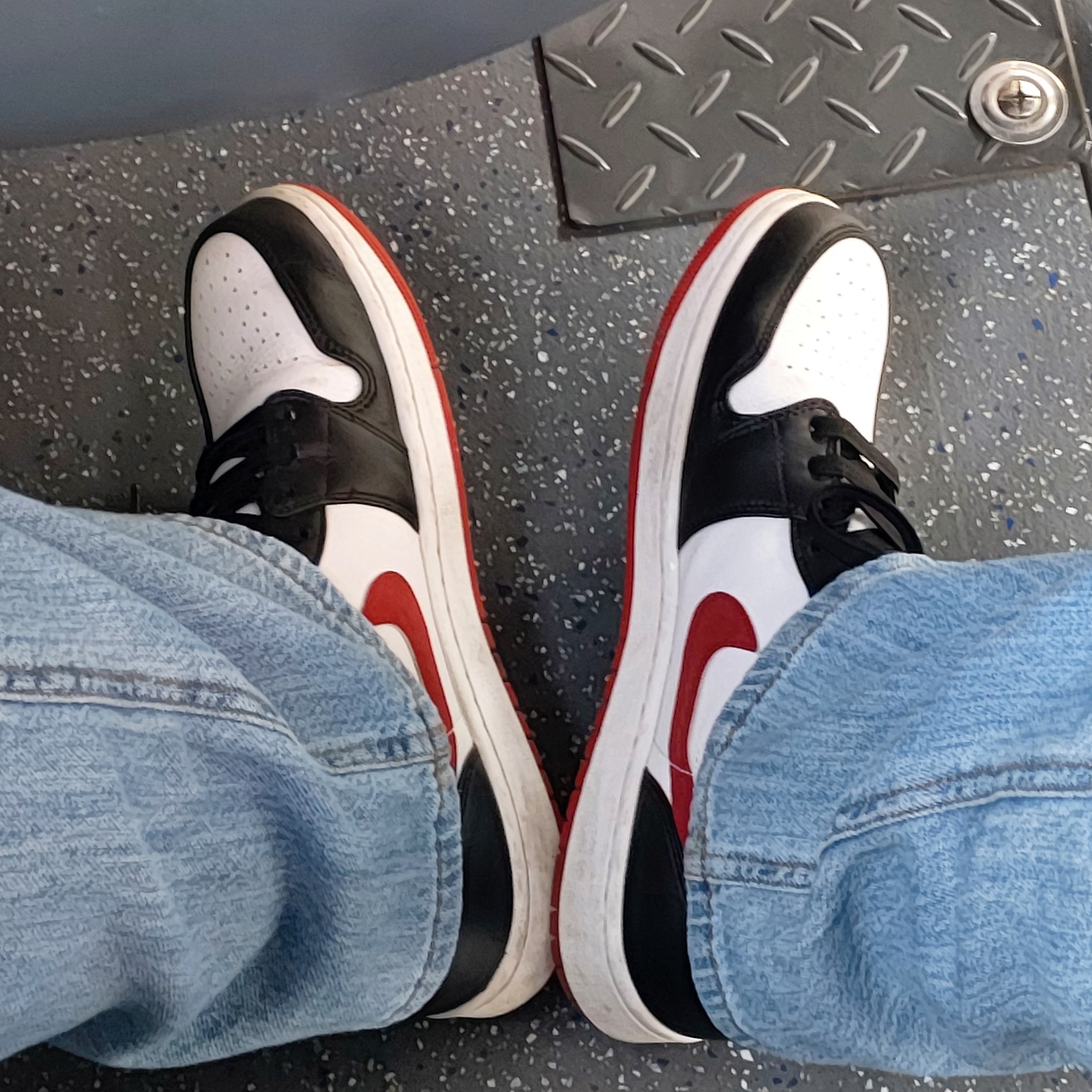 Jordan 1 Mid Gym Red Black White 착용 스타일