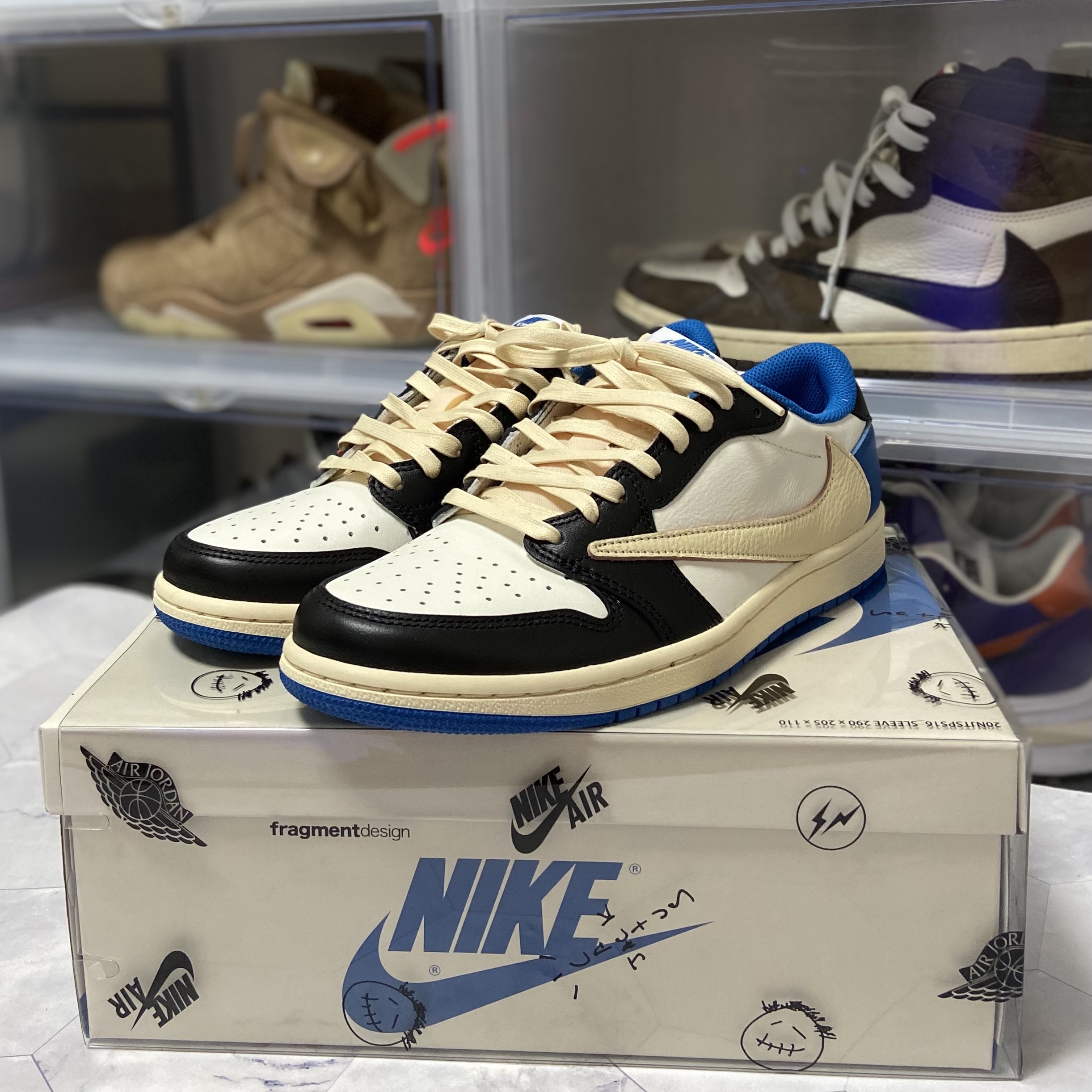 Jordan 1 x Travis Scott x Fragment Retro Low OG SP Military Blue, Jordan 6 x Travis Scott Retro SP British Khaki 착용 스타일 - 1