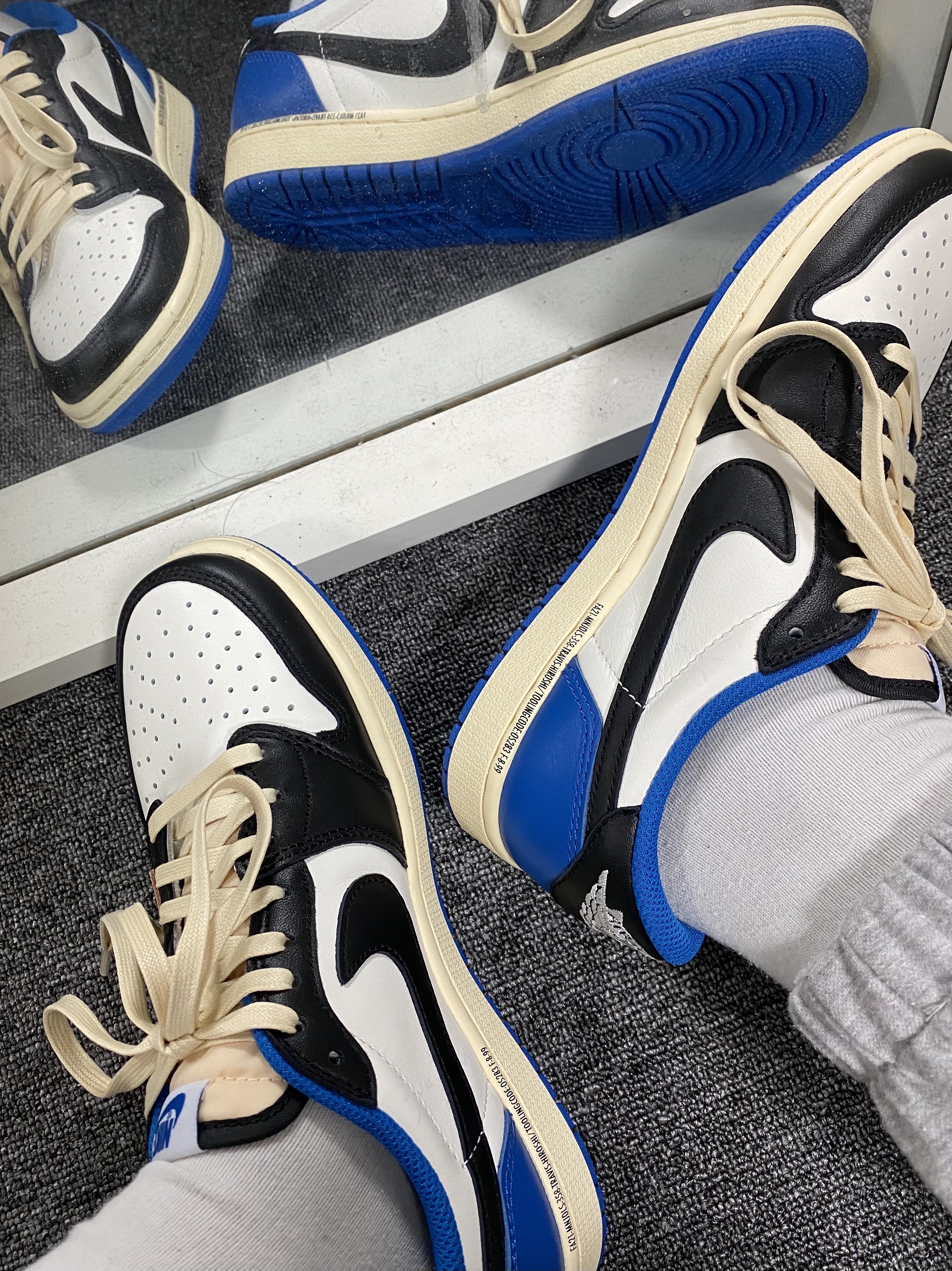 Jordan 1 x Travis Scott x Fragment Retro Low OG SP Military Blue 착용 스타일 - 3