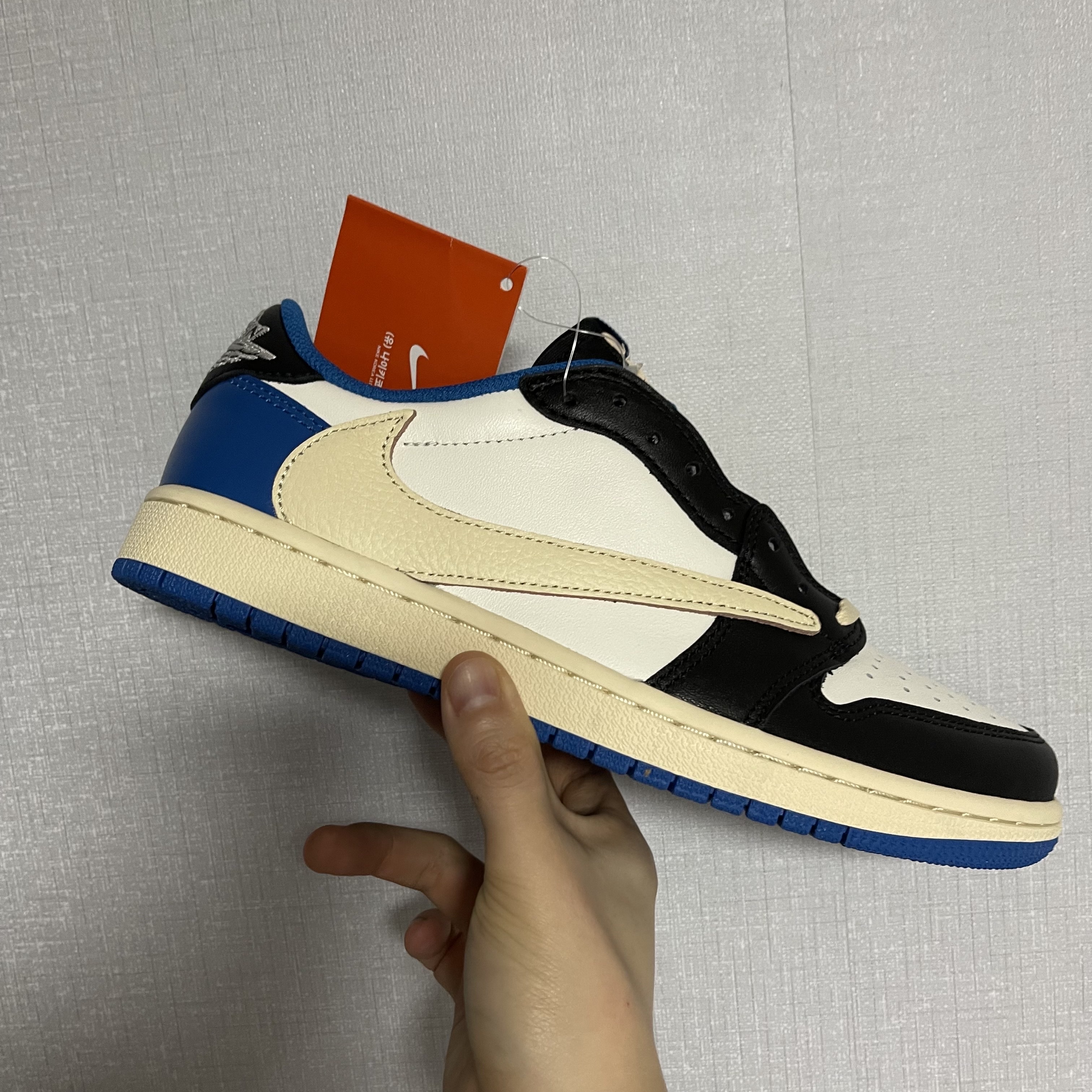 Jordan 1 x Travis Scott x Fragment Retro Low OG SP Military Blue 착용 스타일 - 3