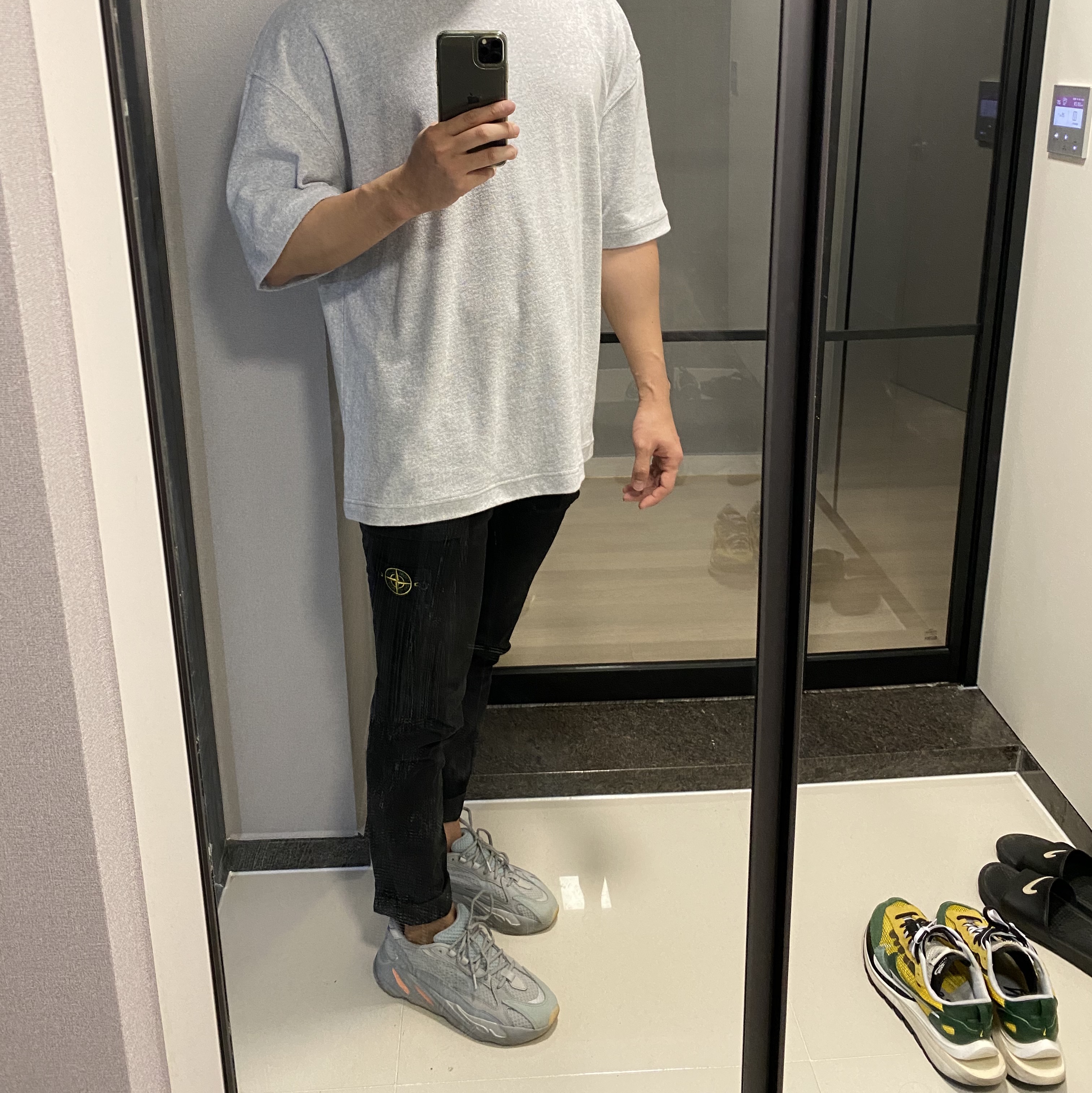 Adidas Yeezy Boost 700 V2 Inertia, Nike x Sacai VaporWaffle Tour Yellow & Gorge Green Sail 착용 스타일