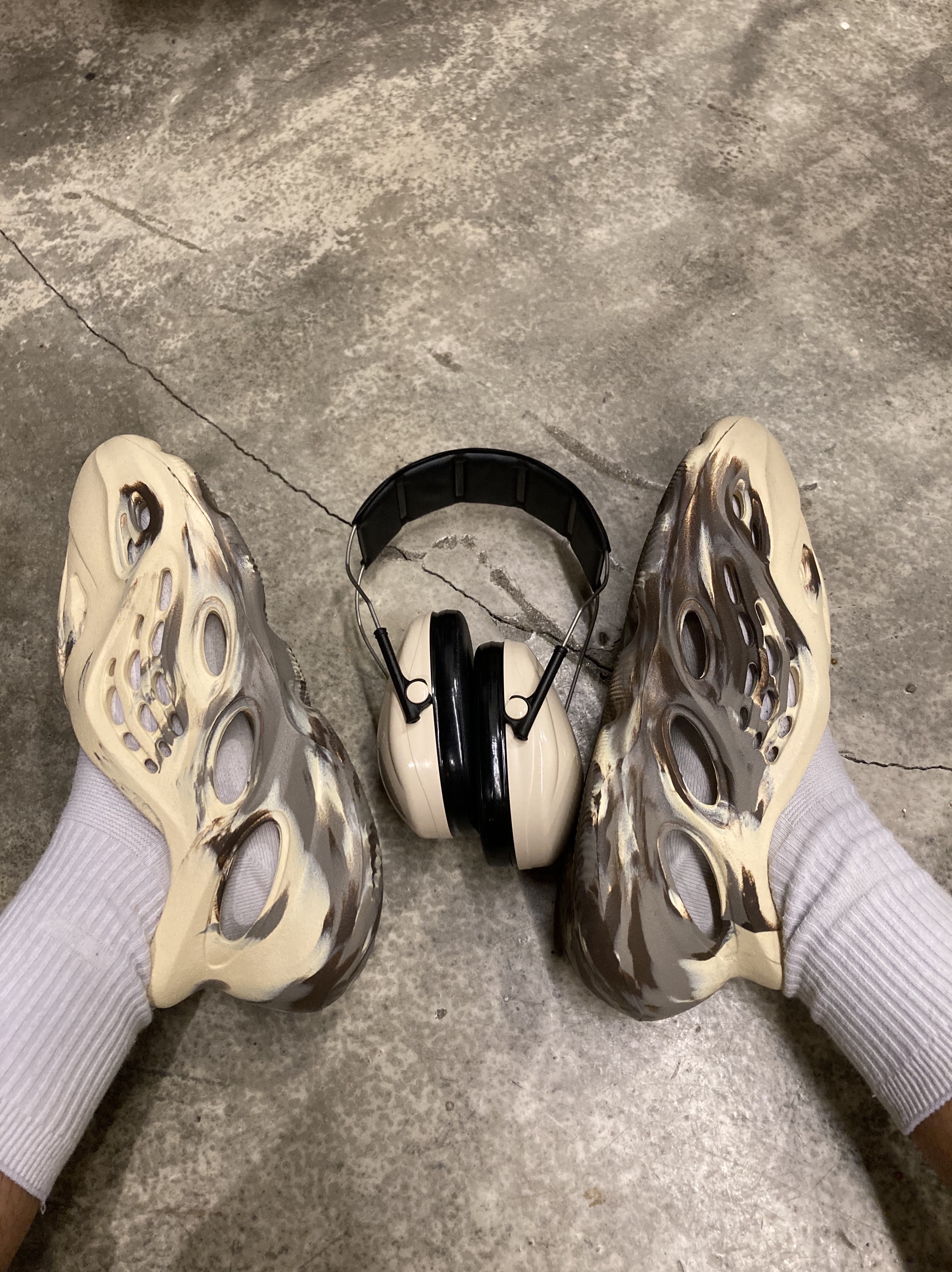Adidas Yeezy Foam RNNR MX Cream Clay 착용 스타일 - 2