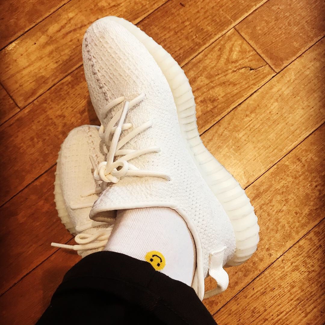 Adidas Yeezy Boost 350 V2 Cream/Triple White 착용 스타일