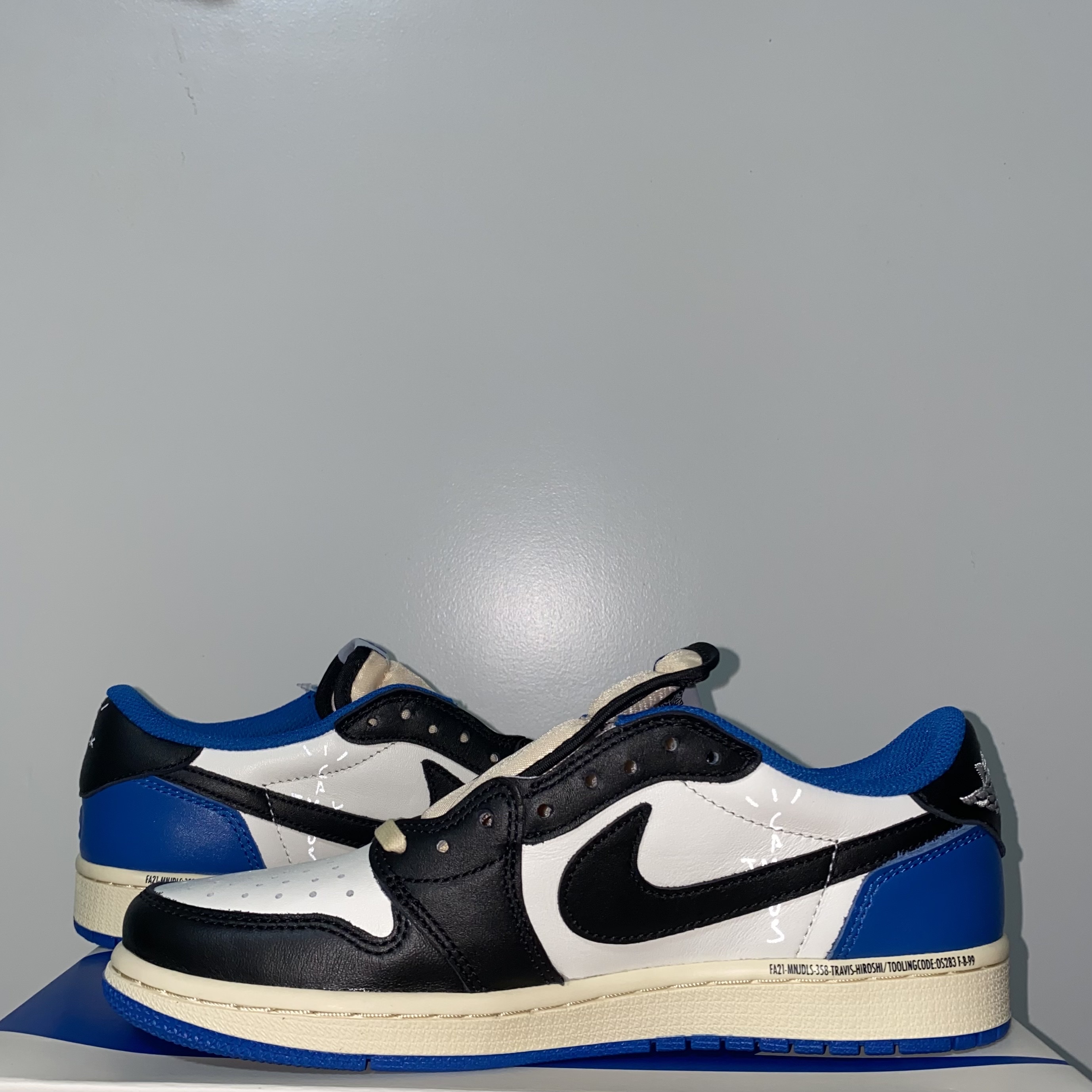 Jordan 1 x Travis Scott x Fragment Retro Low OG SP Military Blue 착용 스타일 - 3