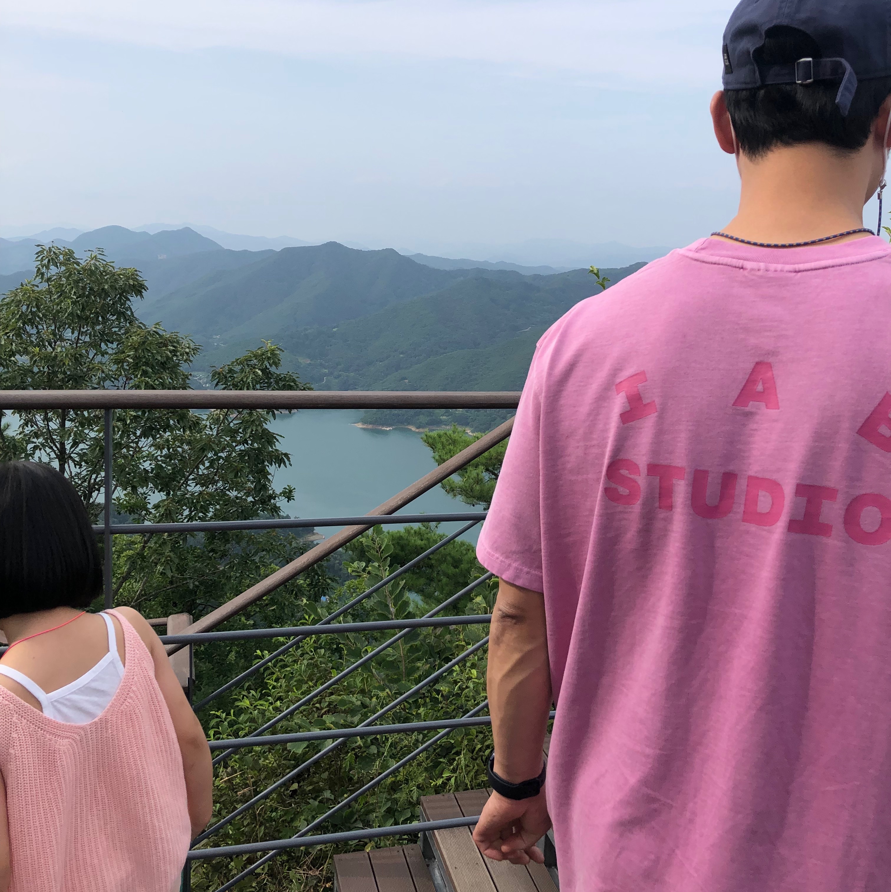 IAB Studio Pigment T-Shirt Magenta 착용 스타일 - 1