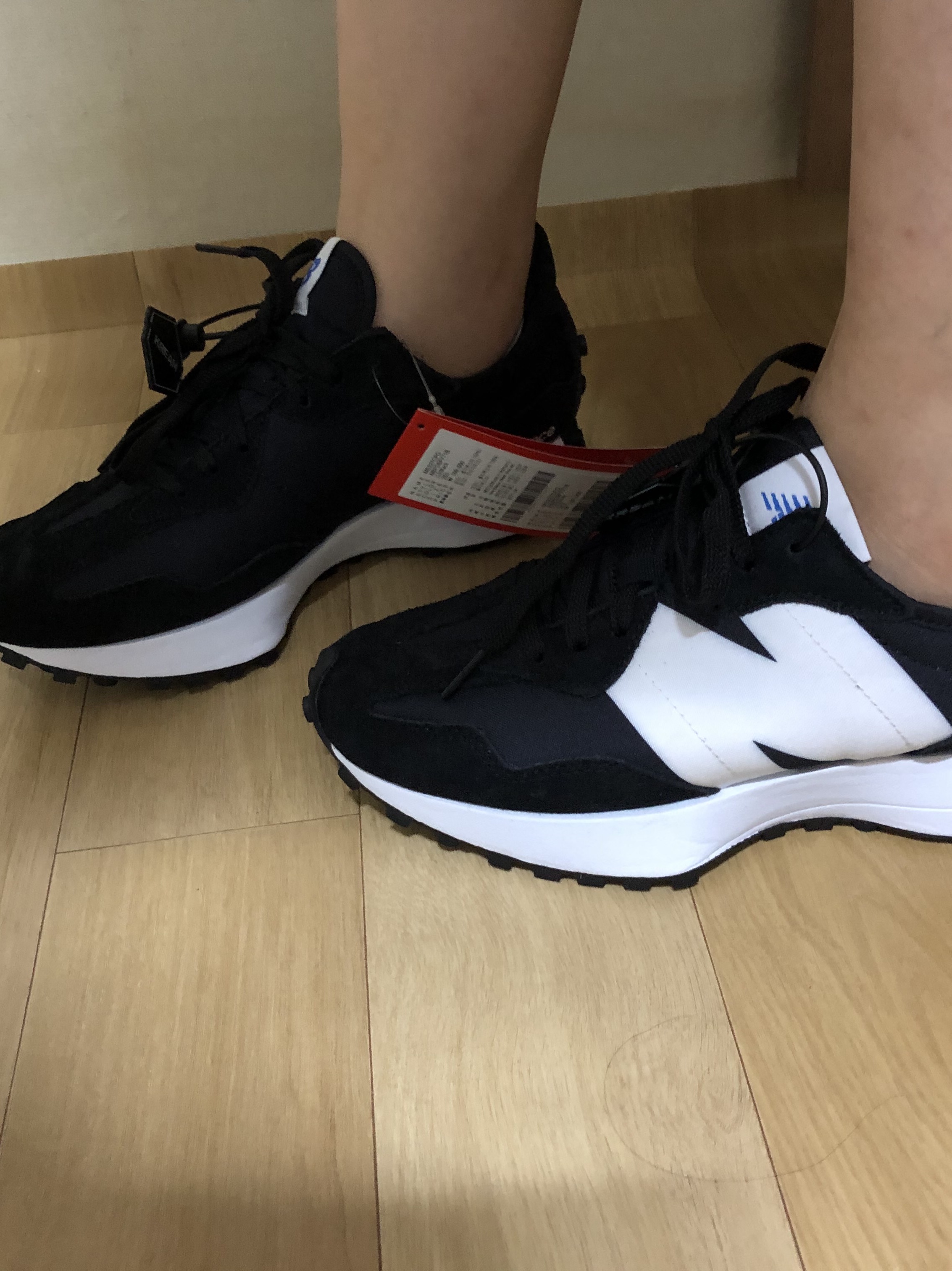 New Balance 327 Black 착용 스타일