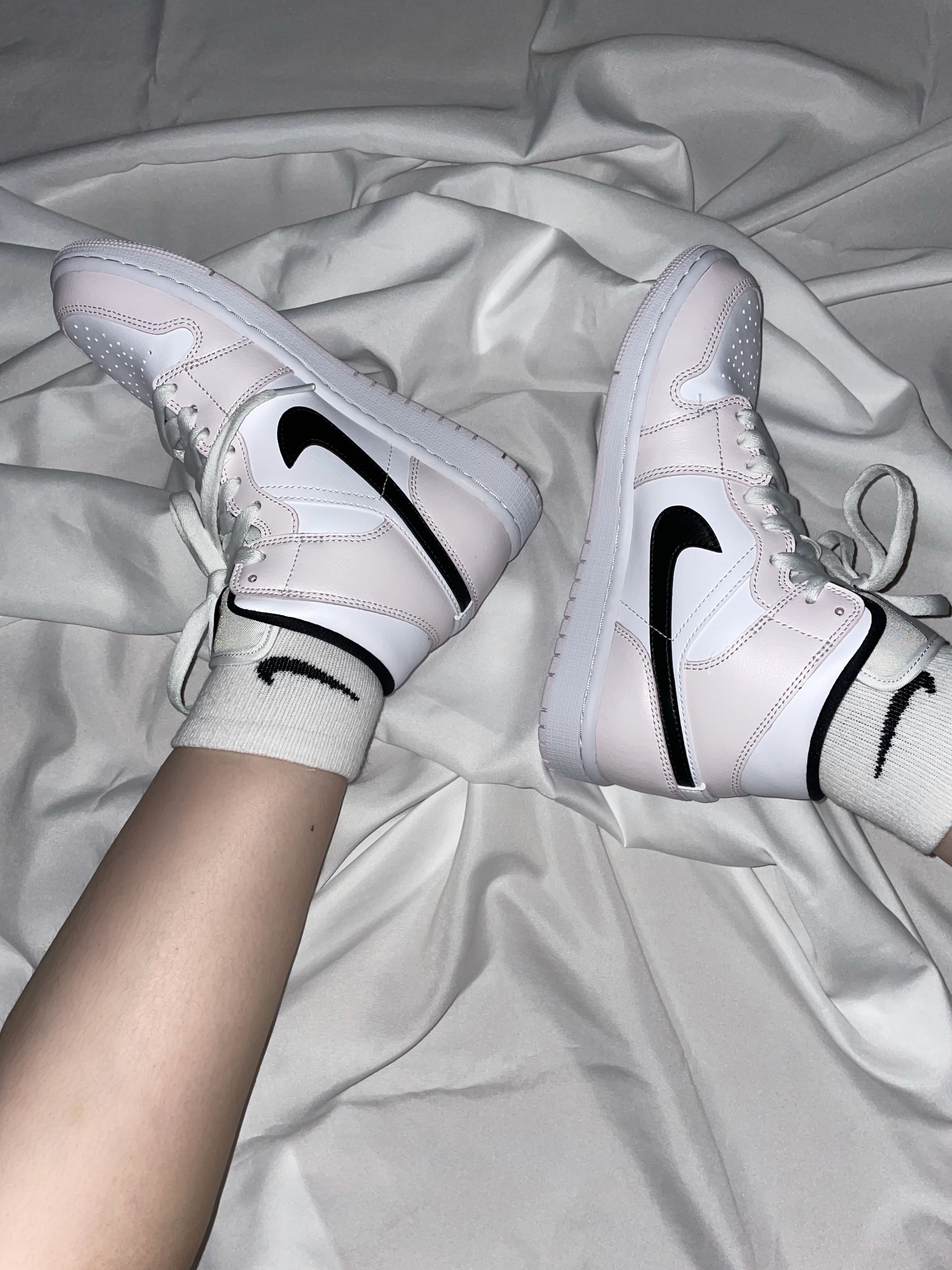 (W) Jordan 1 Mid Barely Rose 착용 스타일 - 1