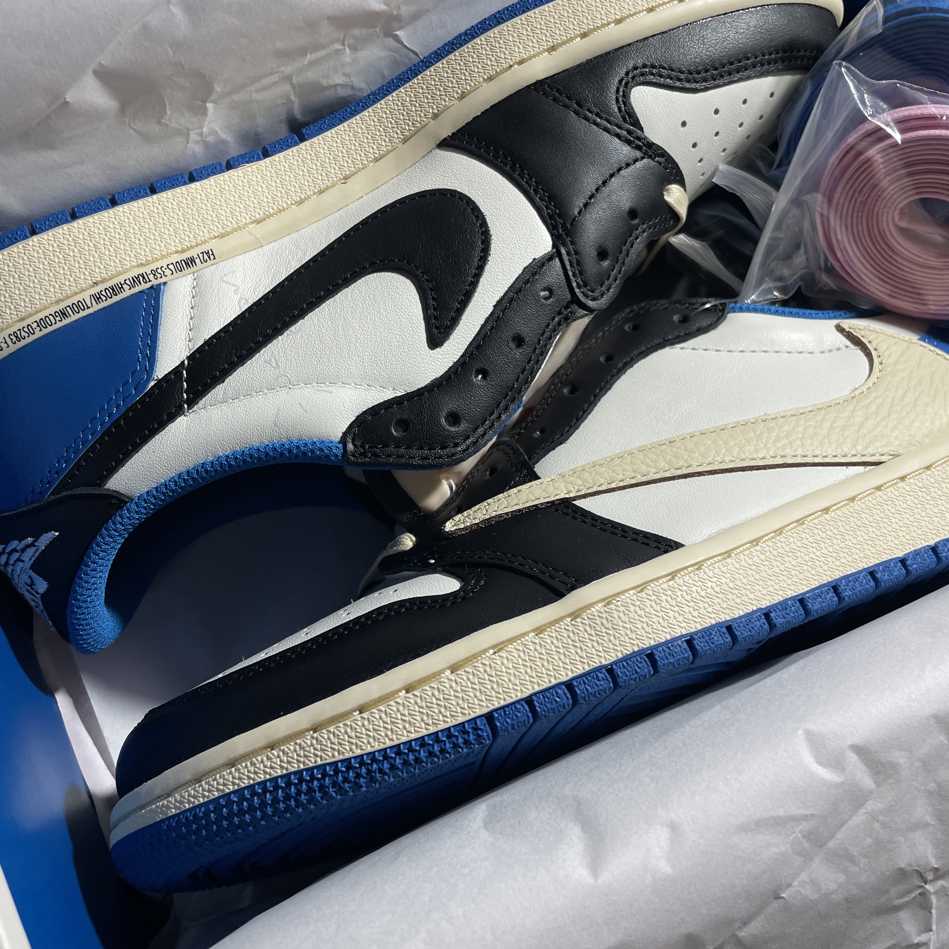 Jordan 1 x Travis Scott x Fragment Retro Low OG SP Military Blue 착용 스타일 - 1