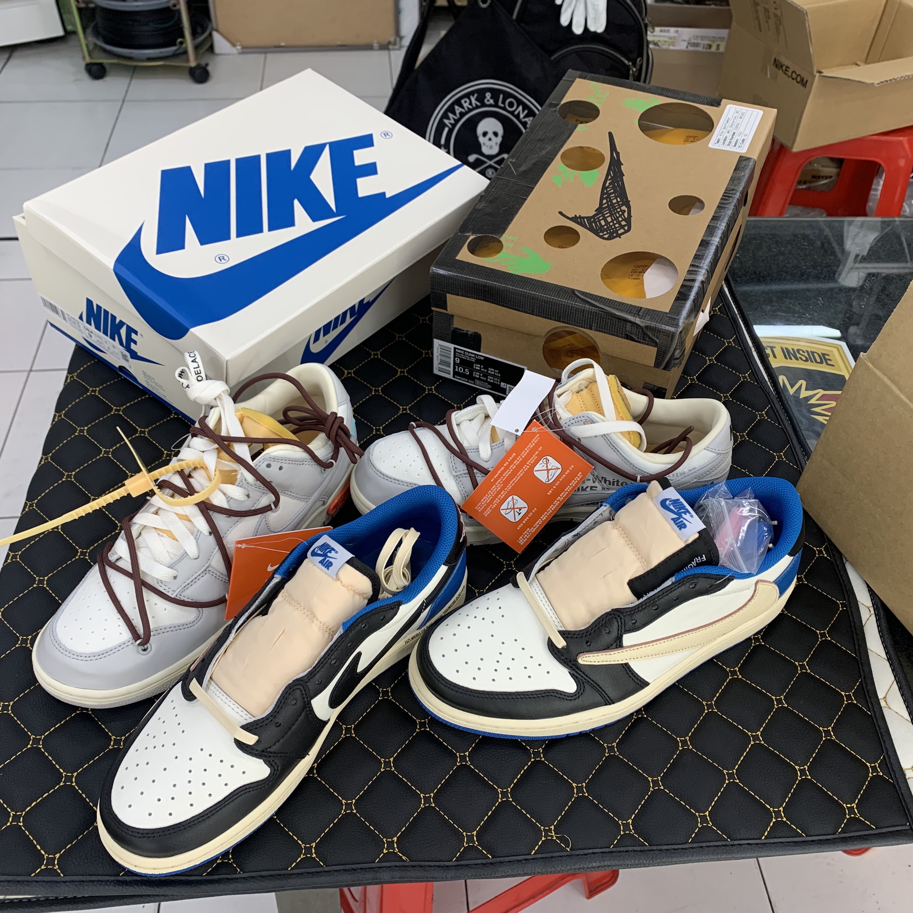 Jordan 1 x Travis Scott x Fragment Retro Low OG SP Military Blue, Nike x Off-White Dunk Low The 50 - Lot 46 착용 스타일